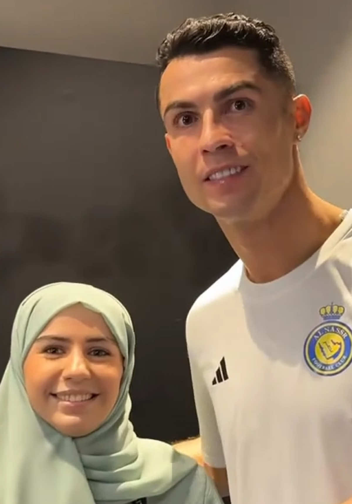 TikTok #POV: A sweet moment as a Muslim girl asks Cristiano Ronaldo for a picture—and he says YES! ❤️📸 The #GOAT showing respect and kindness, as always. 🌟 ✅ A heartwarming fan moment 🥹 ✅ Ronaldo’s humility in action 🤝 ✅ A picture worth a thousand smiles 📷 ✅ Inspiring millions, on and off the field 🌍 #muslim #usa #fan #fyp #CristianoRonaldo #FanLove #RespectAndKindness #GOATMoments #HeartwarmingVibes #Inspiration #ViralMoment #CR7Fans #CelebrityKindness #TikTokSports