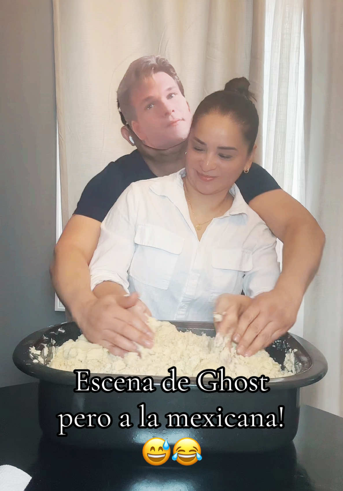 Yo queriendo amasar la masa pero creo que ya me convenció! Jaja! 😅😂 #movieremake #ghostmovie #tamales #tamaleseason 