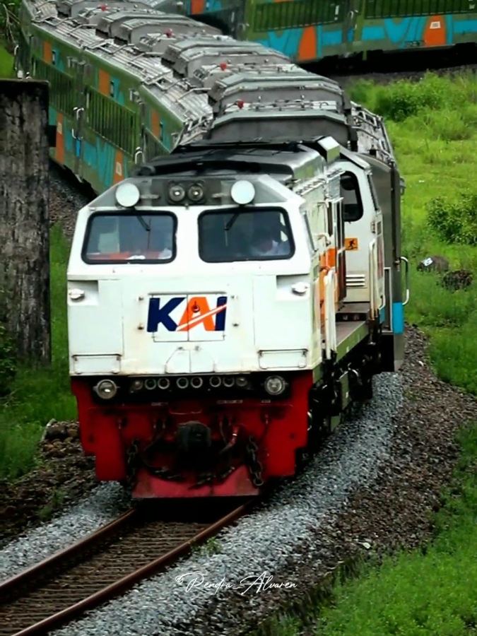 Momen Anak Emas Kereta Api Meliuk Liuk di tikungan viral #keretaapi #keretaapiIndonesia #keretakita #train #railway #railroad #fyp #viral #trending #xybca #Rendraalvaren 