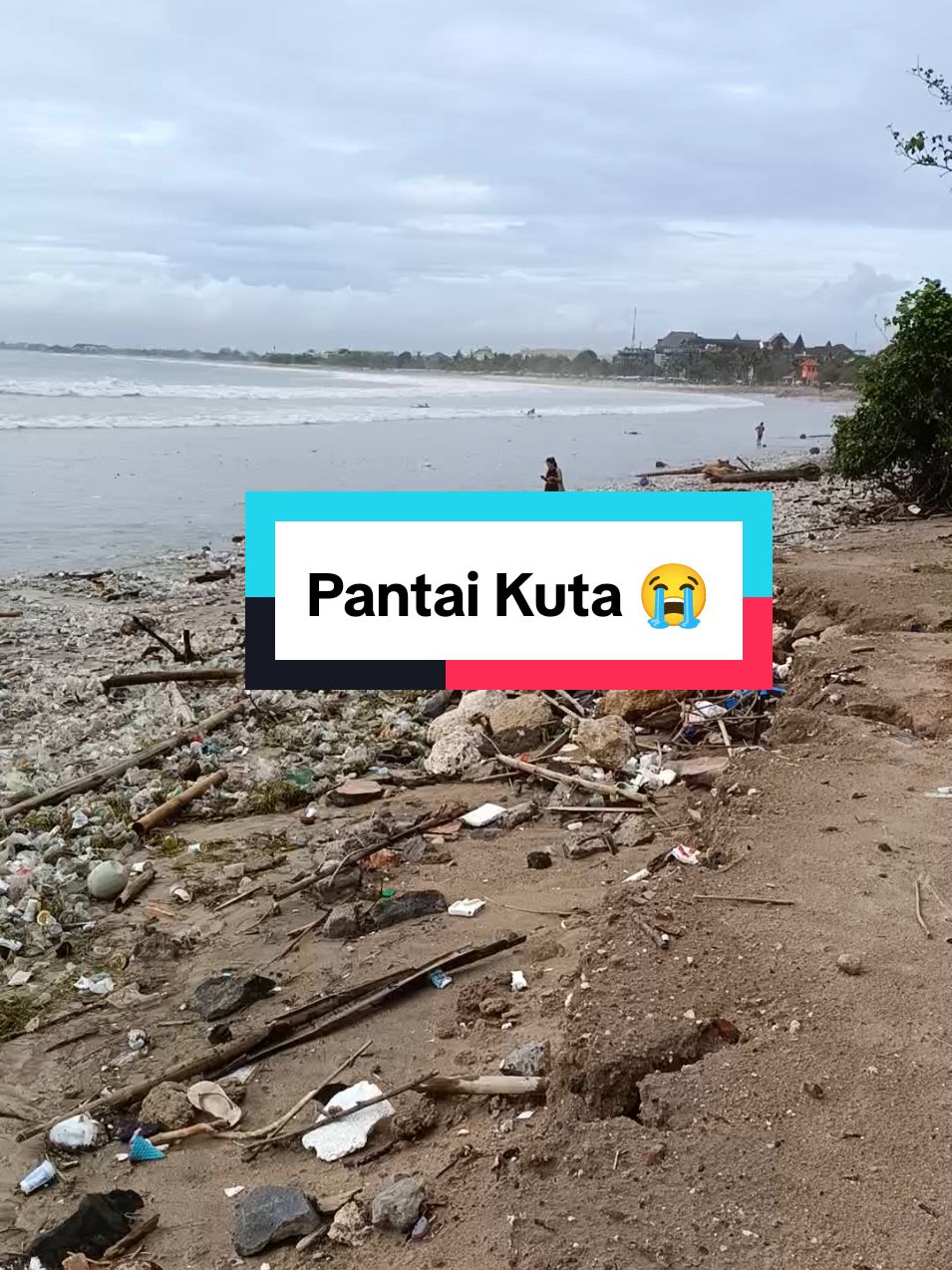 Disclaimer: sampah2 ini datang tiap musim hujan terbawa arus air laut.  Jadi bukan masyarakat sini yang buang ke laut ya gaes. 🥲 biasanya tiap pagi dibersihkan, tapi karena cuaca sangat tidak bersahabat, jadi belum sempat dibersihkan lagi.  info trip Bali dan Ojek wisata Bali bisa langsung hubungi admin di whatsapp : 0813-5775-4477 Instagram: komplit_travel #guide #guidebali #tripbali #tripbalimurah #travelbali #travelbalimurah #ojekwisata #ojekwisatabali #komplittravel