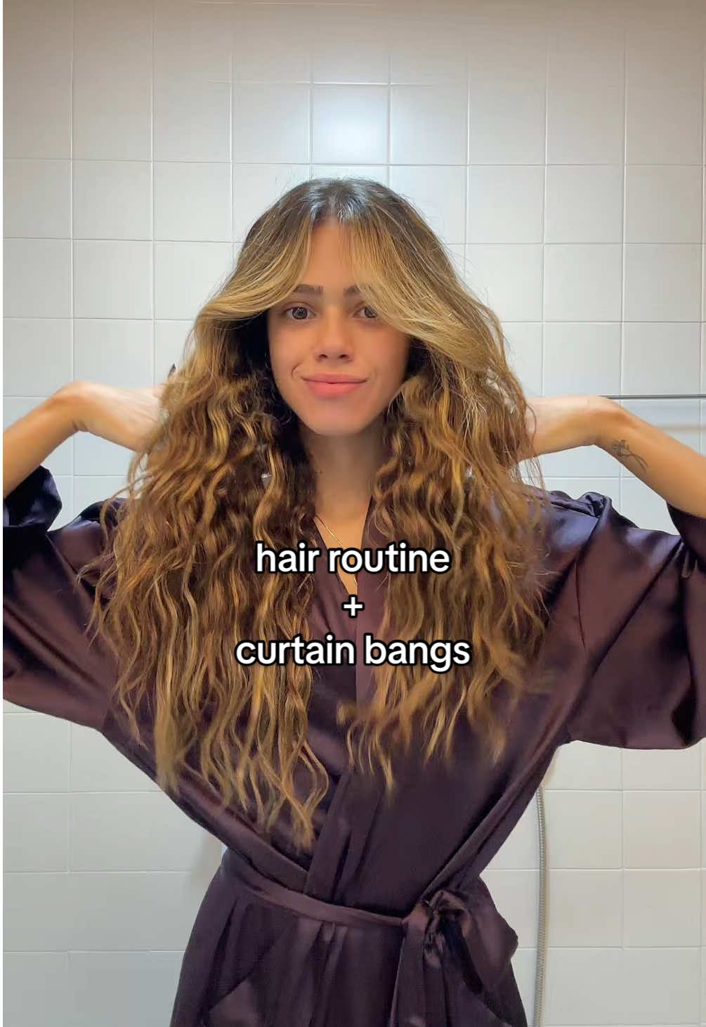 very requested WAVY HAIR ROUTINE + CURTAIN BANGS 💆🏽‍♀️🧴🫧🧸 #wavyhair #hairroutine 