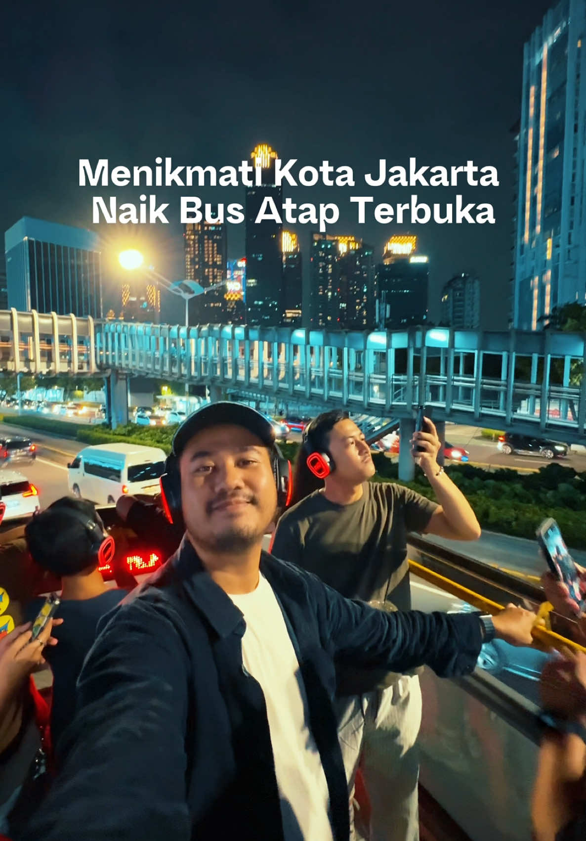 Seru bgt bisa lait citylight kota Jakarta naik bus atap terbuka! #explorejakarta #hangoutjakarta #dateideasjakarta #TTPetualangPro #TTPetualangNewbie 