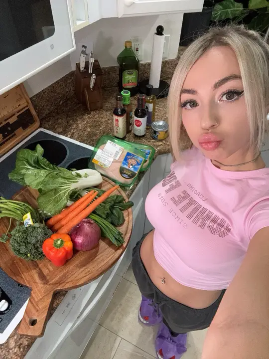 Can you guess what im cooking on my livestream tonight?🤔