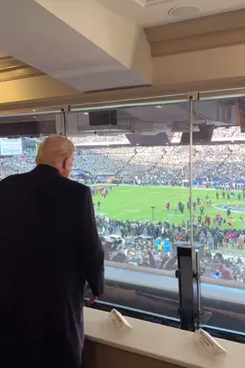 President Trump waves back. #fyp #viral #foryoupagе #trump #donaldtrump #trump2024 #usa🇺🇸 #navy #armynavygame #47 #melaniatrump #presidenttrump #personoftheyear 