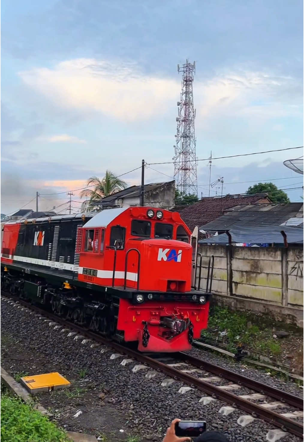 Pengenalan lintas kepada anak baru #fyp #keretaapi #keretaapiindonesia #railfansindonesia #trending #foryoupage #kai #viral #jember