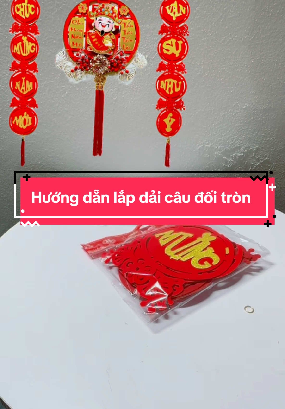 Hướng dẫn lắp dải câu đối tròn may mắn gọi tài lộc trong bộ combo thần tài lắc+ câu đối đỏ #tet #thantailacdau #trangtri #trangtritet #decor #decortet #xuan2025 #xuhuongtiktok #trending 