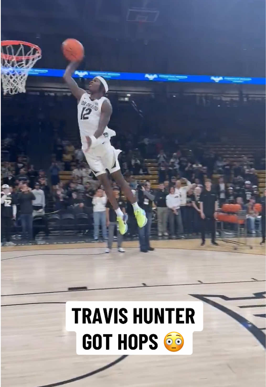 #TravisHunter took flight (via @Colorado Buffaloes Men’s Hoops) #Colorado #basketball #cfb #dunk #football #Heisman 