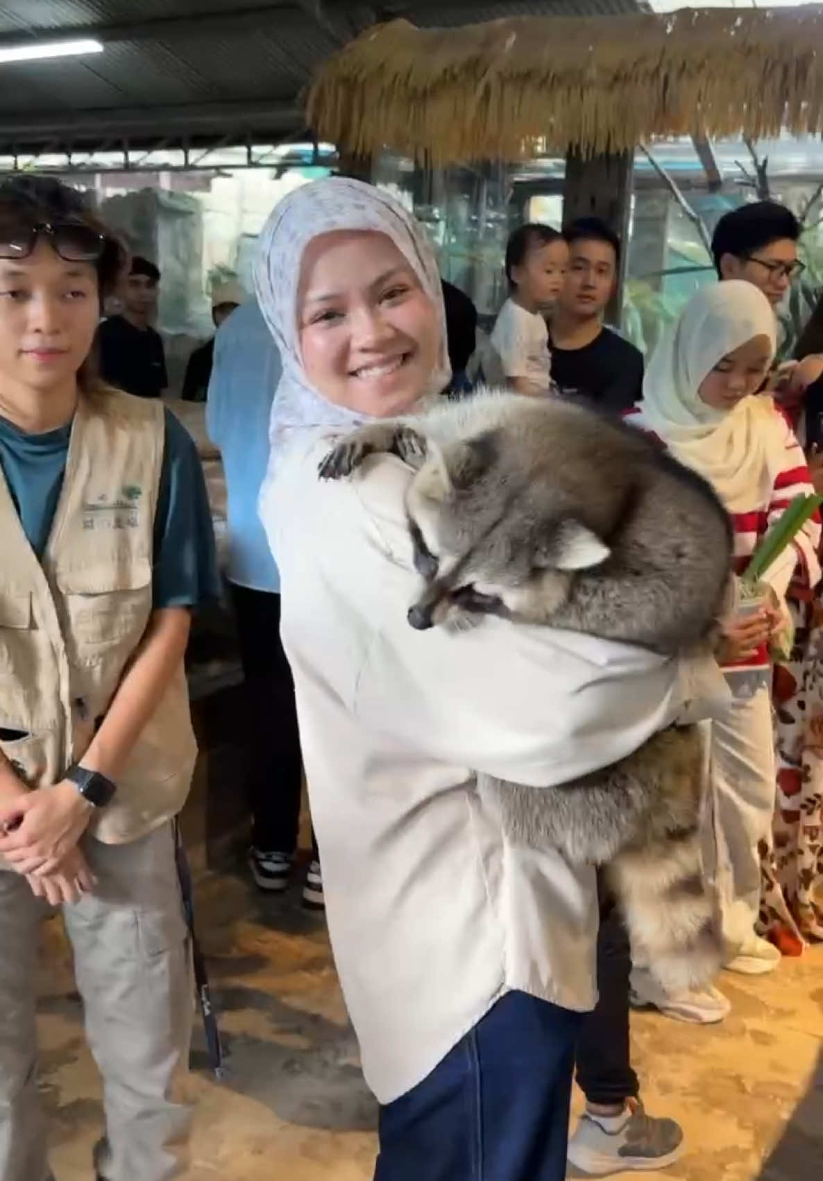 Nak teddy bear ni satu je please 🦝🤍!! #farminthecity #racoon 