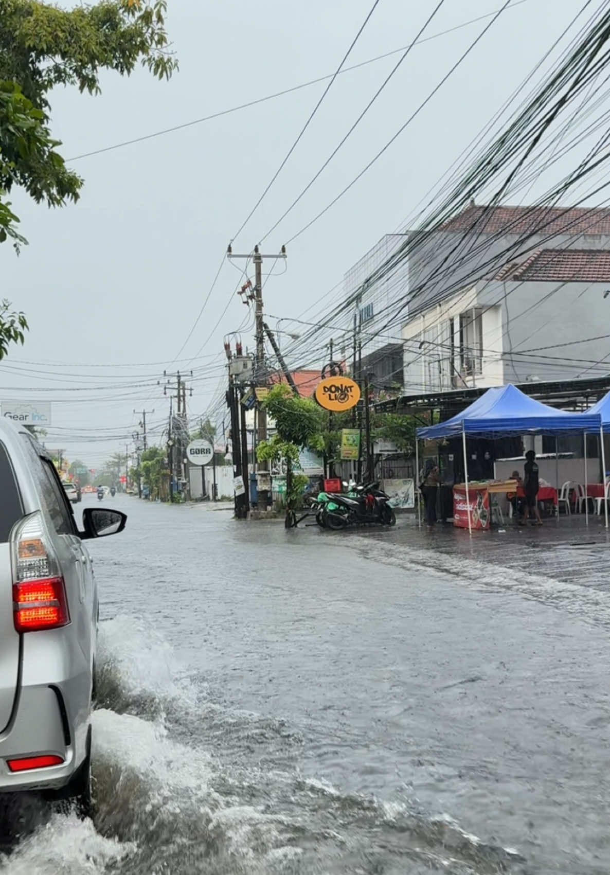 Minggu pagi di temani hujan dan banjir  #fyp #fypシ #fypbali #bali #foryoupage #xyzbcafypシ #rain #morningrain #rainvibes #rainyday #banjir 