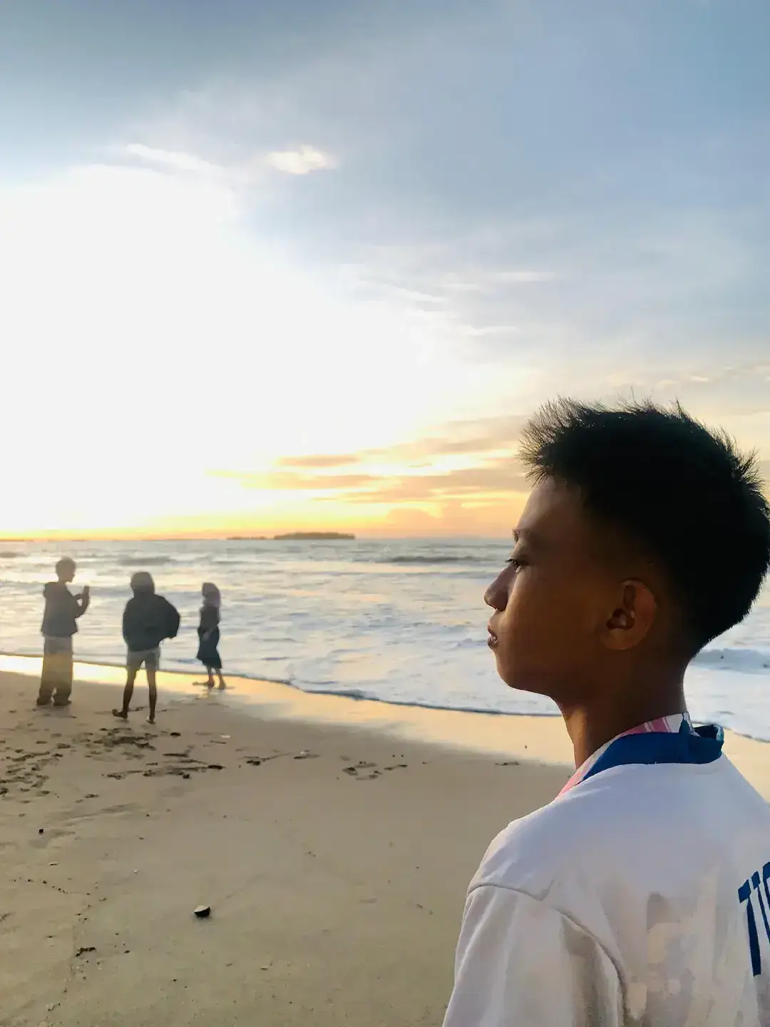 anday kamu tahu betapa berharganya kamu  di kehidupan laki laki sepertiku,laki laki yang  dari dulu sudah sendirian mengahdapi,dunia ini laki laki yang berusaha kuat di depan keluarganya laki laki yg sudah kehilangan banyak hal.anday kamu tahu#lewat beranda