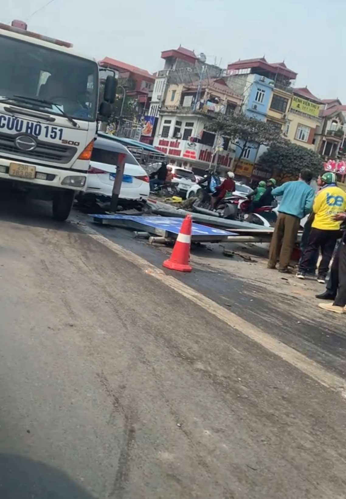 Tai nạn tại ngã 4 vạn phúc tố hữu ngay bây h, không hiểu đi kiểu gì mà tông bay cả biển báo to như cột đình #tainan #xedep #mec #haiboong 