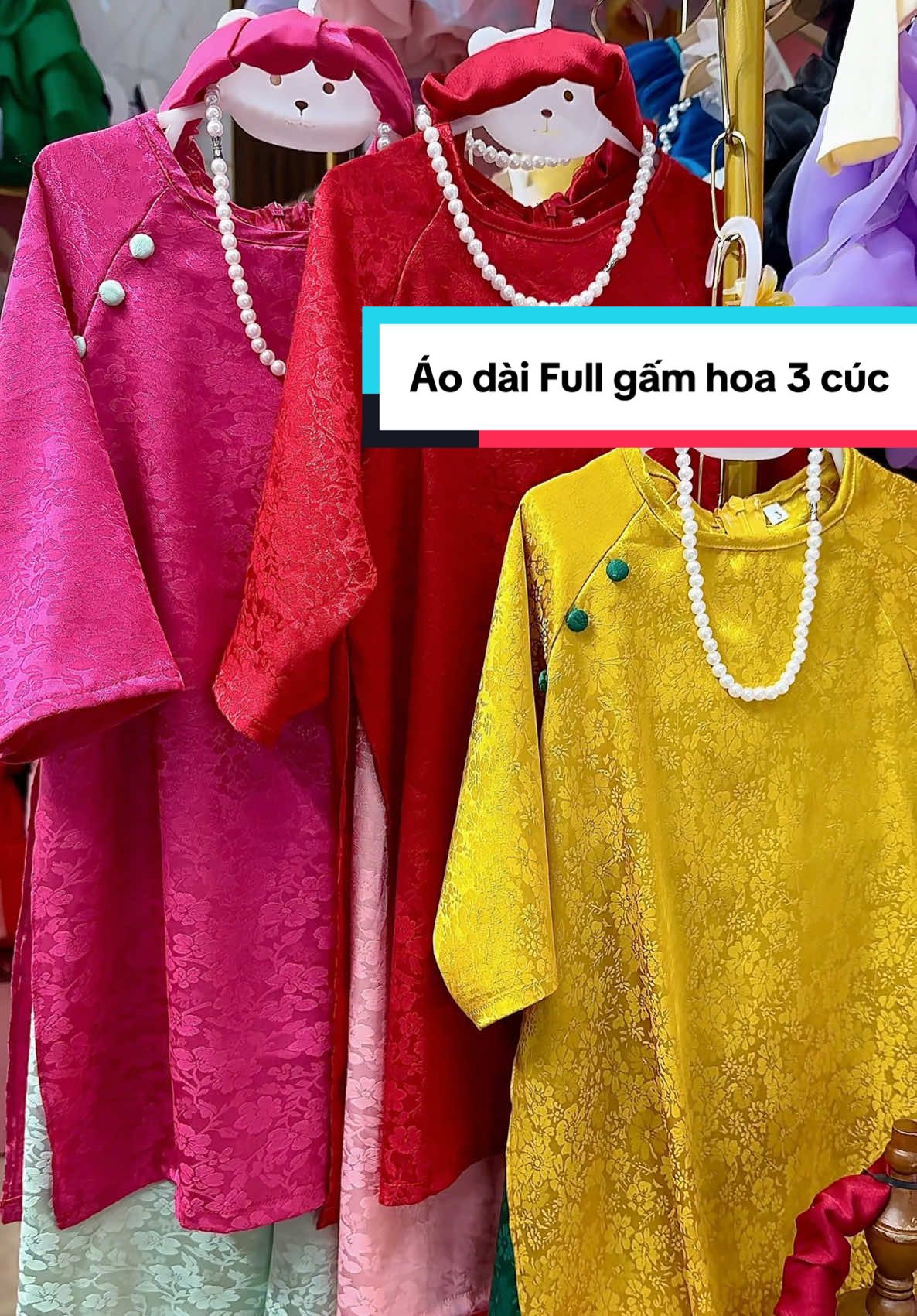 Áo dài full gấm hoa 3 cúc cao cấp cho bé mặc Tết siêu đẹp. Các mẹ sắm ngay không hết size nhé - kèm bờm ạ #tết2025 #aodaichobe #áodai #congaicung #xưởngmayđầmcôngchúa #đầmdựtiệc #váycôngchúachobé #yeucon #embedangyeu 