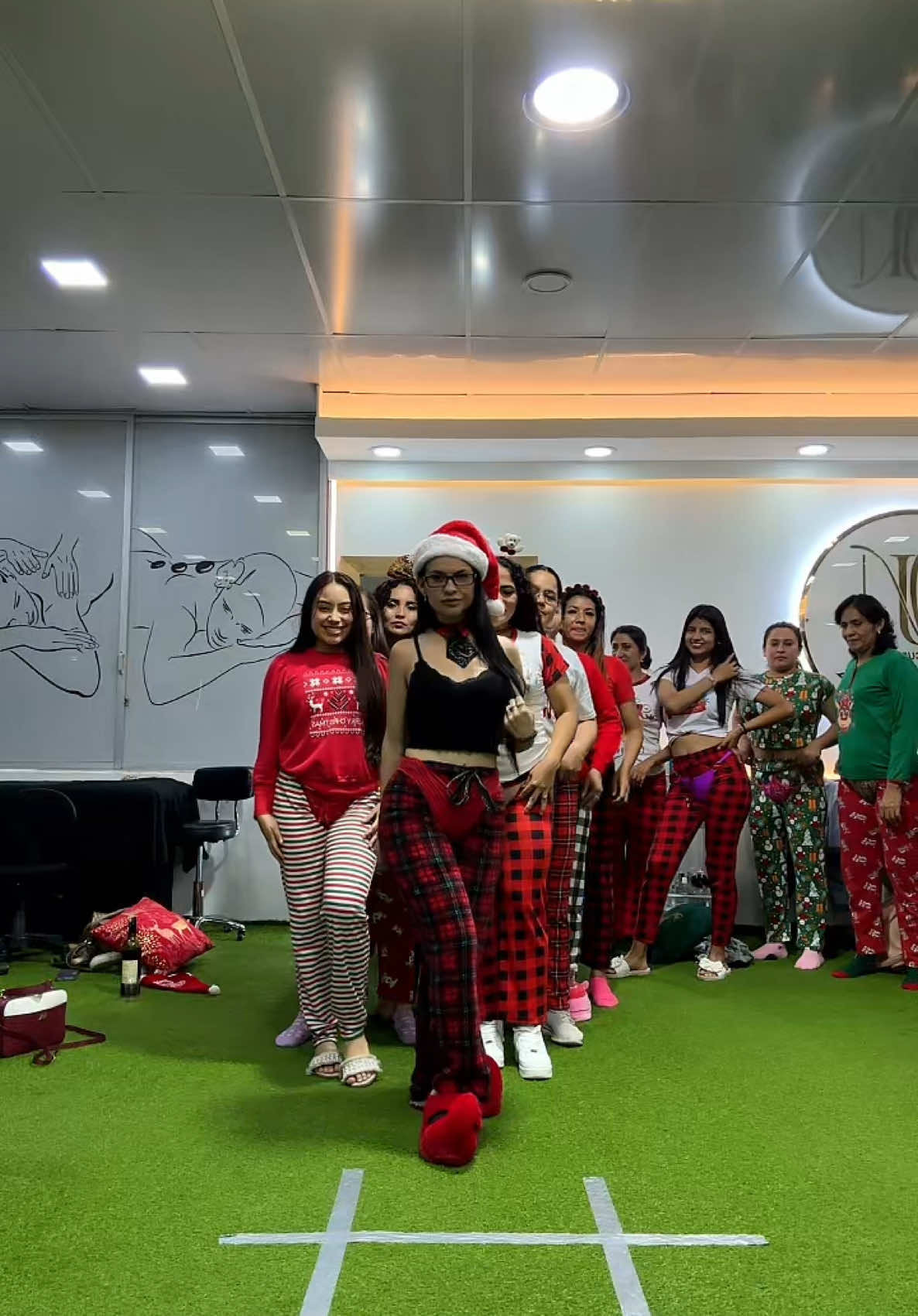 Pijamada y nuestro intercambio de tangas 🙂‍↕️. #escuela #estetica #navidad #alegria #festejo #navidad2024 #cena #fiesta #viral #escuelajessicavelez #pijamas #pijamada #hilo