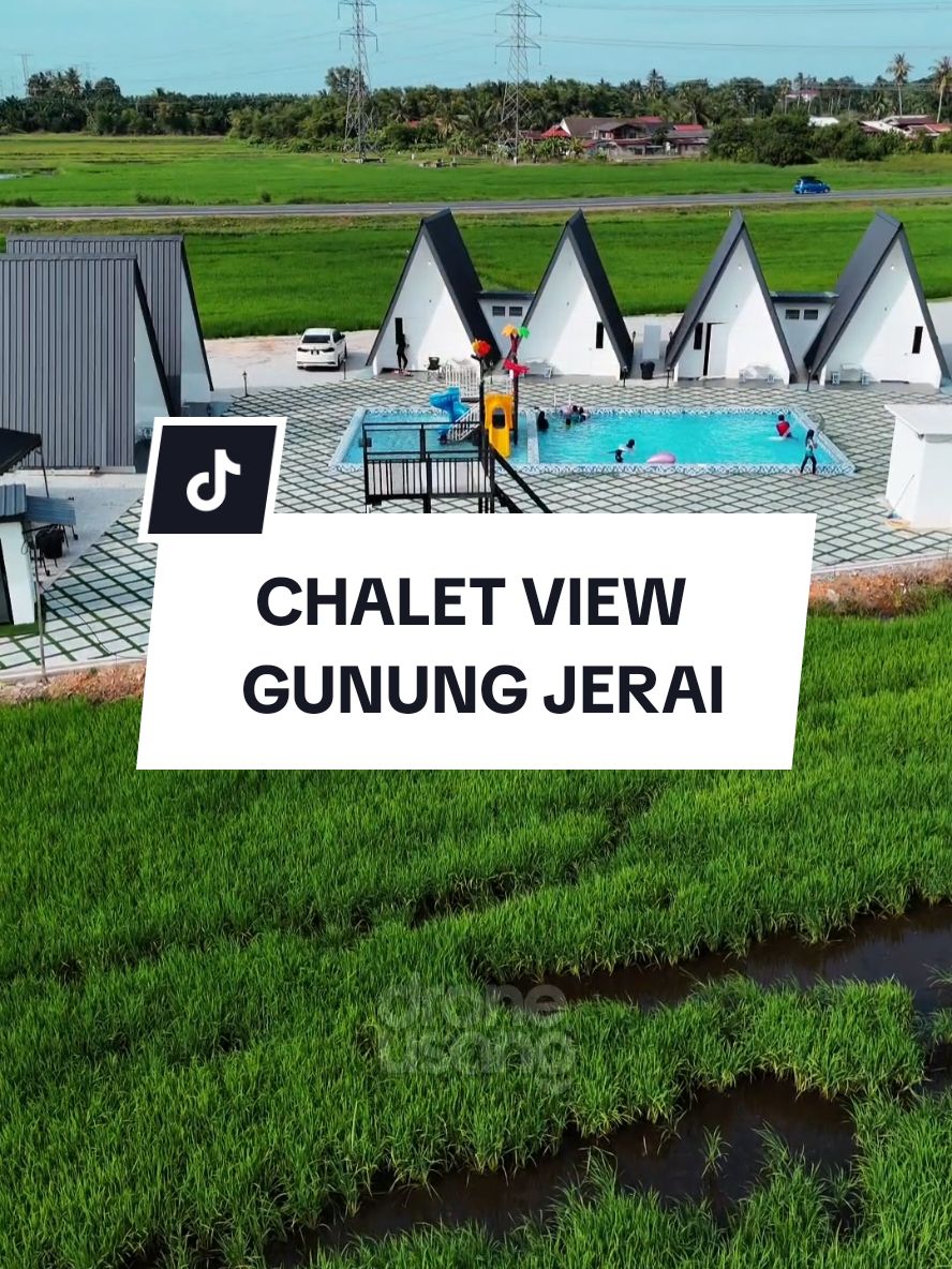 Tempah sekarang di @jeraitrianglehouse @ExperienceKedah . #view #panorama #droneusang #dronetiktok #fyp #tempatviral #homestayviral #chaletkedah #tourismkedah #gunungjerai #kedahdarulaman 