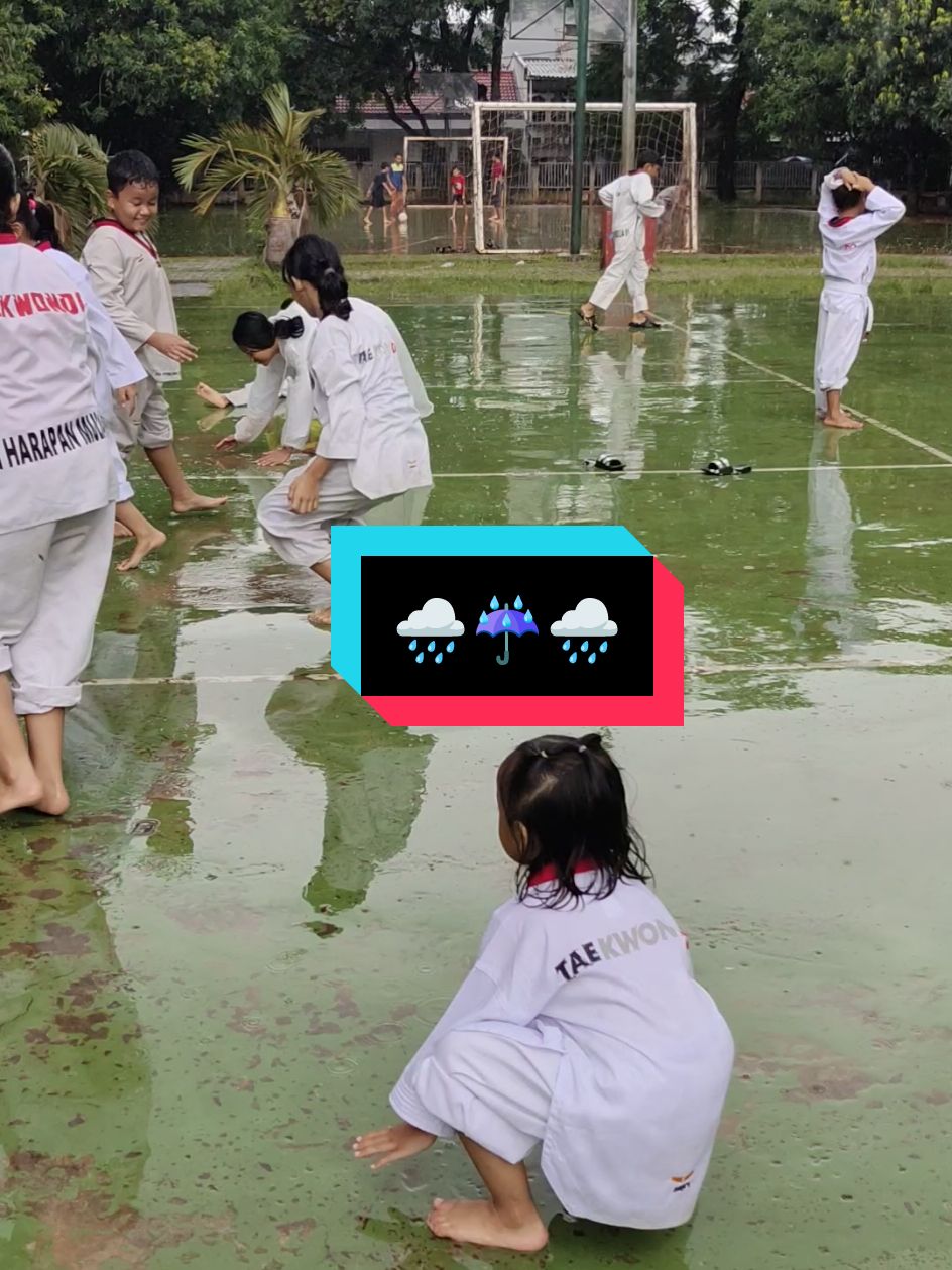 hari terakhir latihan, dikasih berkah hujan, selamat liburan... walau mereka anak TKD tetep klu ada hujan, jiwa bocil nya keluar #taekwondo  #racata  #alamanda  #sunter  #hujan  #fyp 