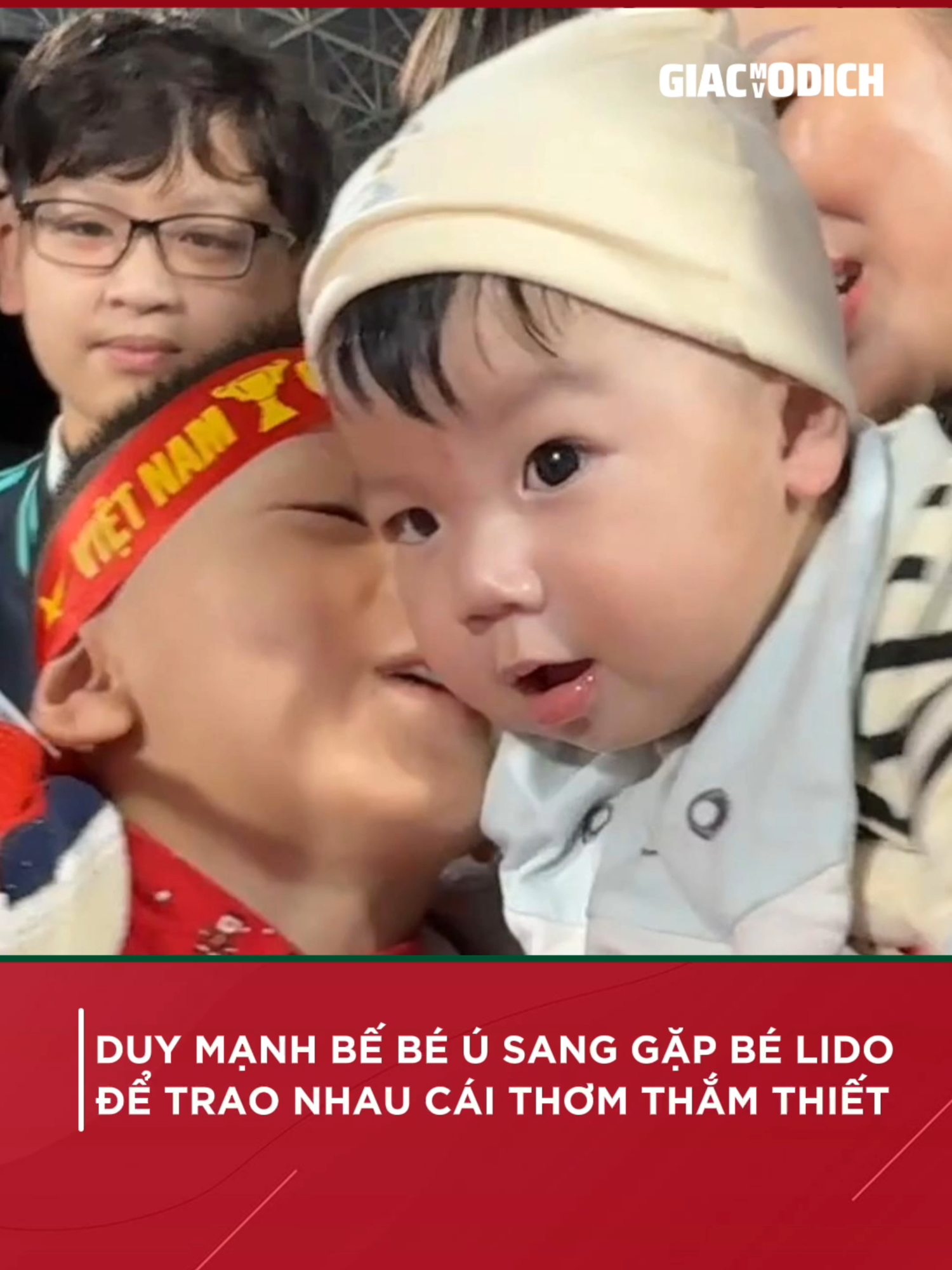 Duy Mạnh bế em bé Ú sang thơm em bé Lido nhà Quang Hải 🥰 #FPTPlay #AseanCup2024 #ASEANUtdFC #Giacmovodich #MitsubishiElectricCup #bongda #xuhuong #fyp #vietnam #duymanh #quanghai