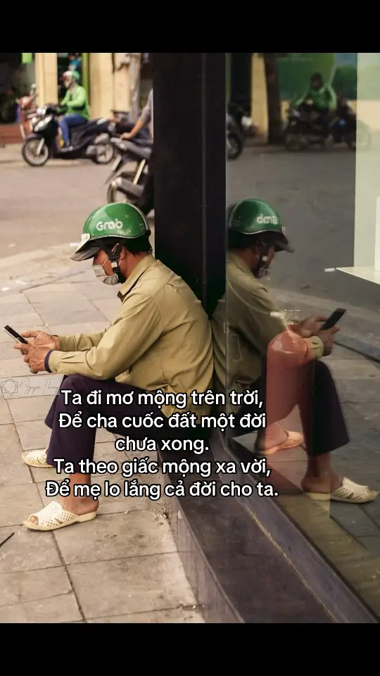 Ta mơ giấc mộng trên trời,để cha cuốc đất môtj đời chưa xong.Ta theo giấc mộng xa vời,để mẹ lo lắng cả đời cho ta #xuhuong #xh #xhtiktok #vairal #bố #mẹ 