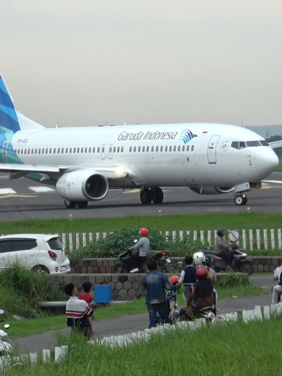 dan inilah hasil spottingnya.... Pesawat @Garuda Indonesia Boeing 737 PK-GUC Take Off di Pinggir Jalan Raya Bandara Adi Soemarmo Solo video selengkapnya ada di channel youtube: pesawatku #garudaindonesia #boeing737 #pesawattakeoff #pilotcantik #pramugaricantik #solo #pesawatterbang #pkguc 