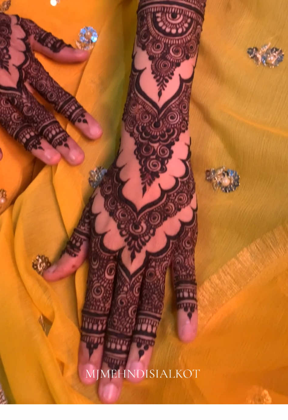 Bridal henna for Arooj❤️ #MJMEHNDISIALKOT ❤️  Follow me on insta For More Details And booking InFormation🖋️|mj_mehndi_sialkot |  #SialkotMehndiArtist #bridalmehndi #mehndi #viral #onemillionaudition #mjmehndi #2024 #minimaldesign #bride #bride #foryou #Partymehndi #Mehndiart #Love #Allah #Fame #explore #Trending #explore #bridalmehndidesigns #Bridalmehndi #partymehndidesign 