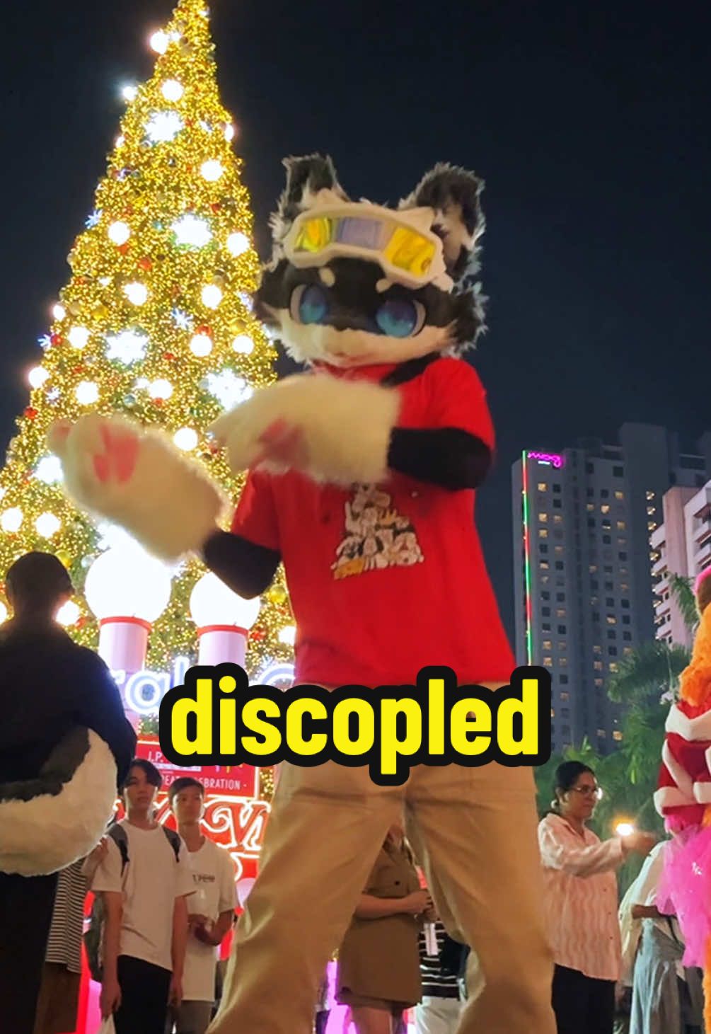 discopled #furrythailand #christmas2024 #fybシ #furry #เซ็นทรัลเวิลด์ #fursuits #dance #ダンス#おすすめ #OOTD #y2k #06 #fyp 