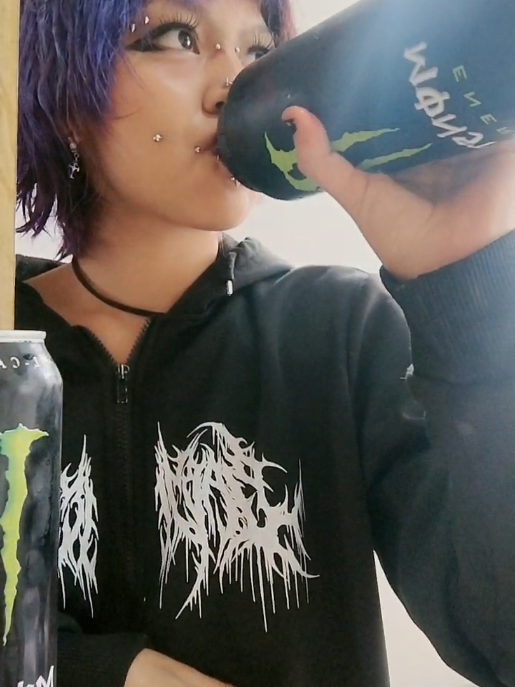 le caben 2 #monsterenergy  osea es un #litro de #monster y por cierto, encontré la promoción de 2 #monsterenergy por 1 bote de monster en #walmart 