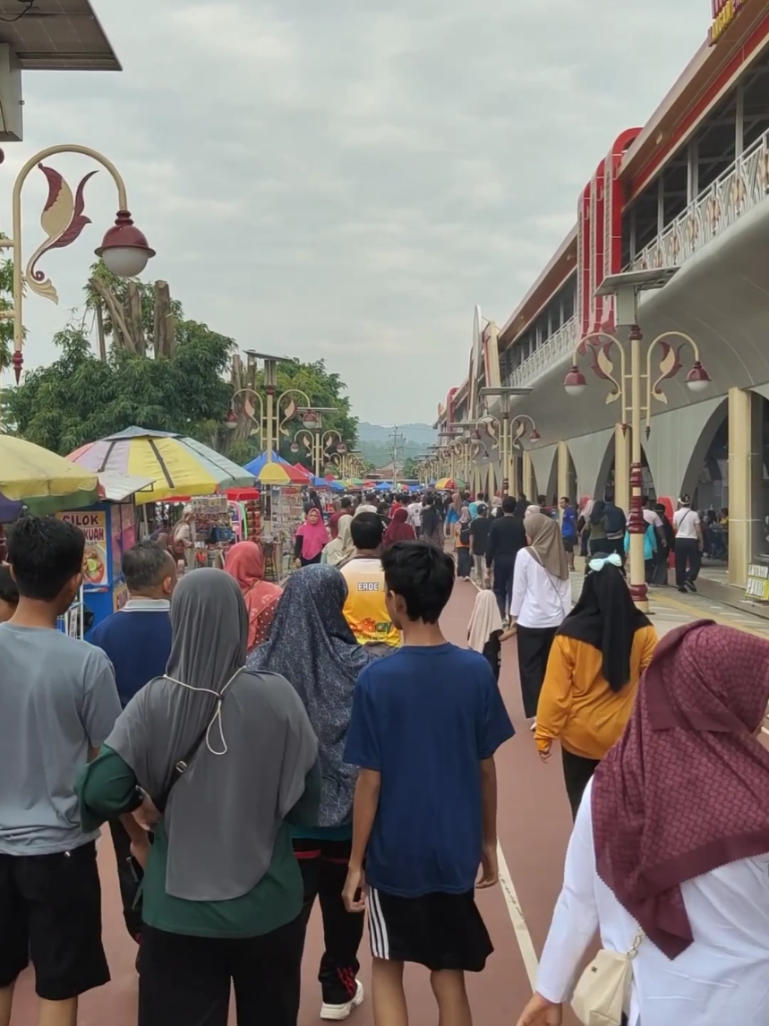 Suasana CFD Alun-alun pancasila kebumen #wisatakebumen #infokulinerkebumen #masukfyp #infokebumen #alunalunpancasilakebumen #kebumen #viral #fyp #masuktrend #kulinerkhaskebumen 