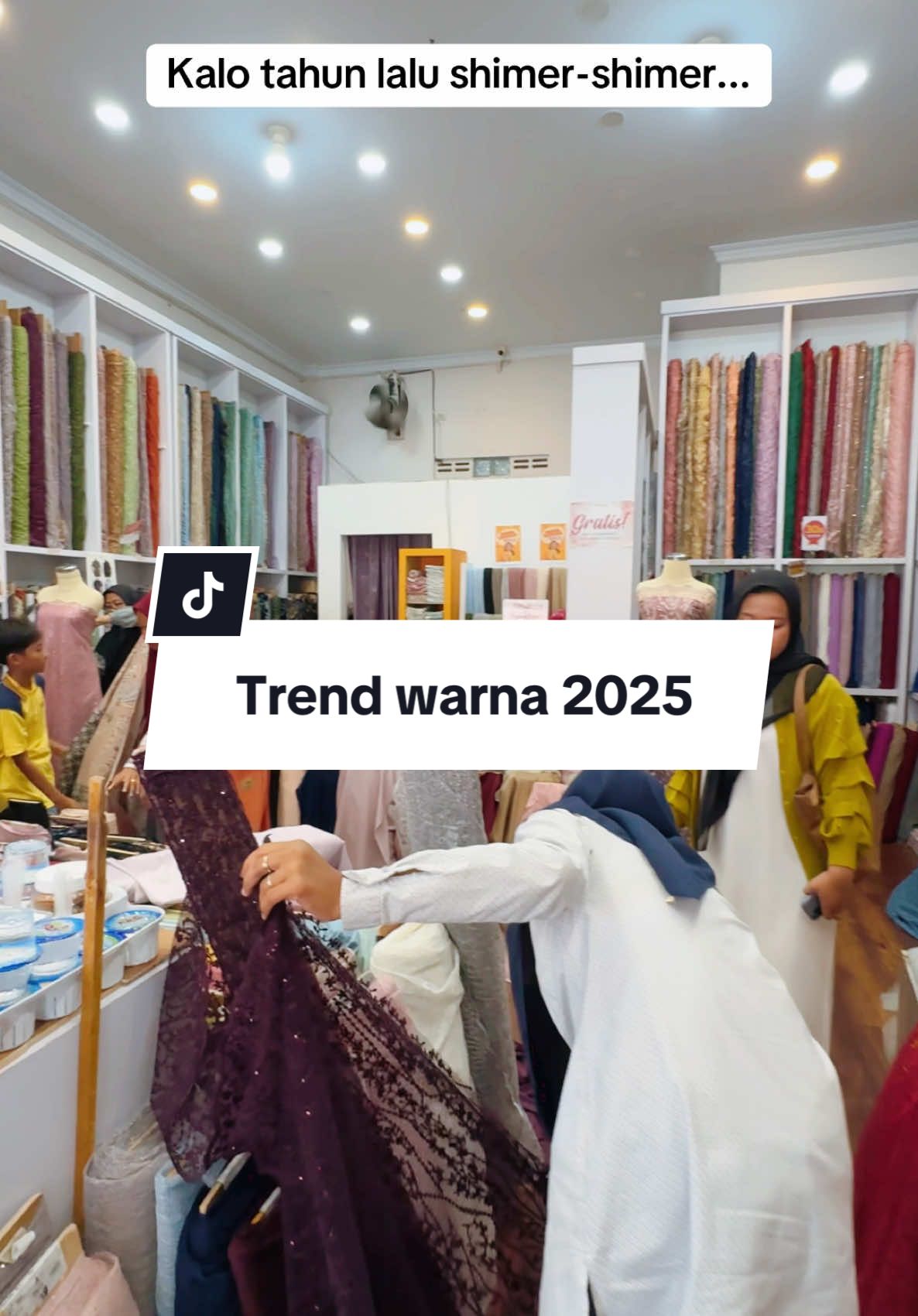 Trend warna 2025 ! #bajukondangan #kebayawisuda #bridesmaids #fashionfabric #OOTD #cendanatextile #kebaya #2025 #bajuwisuda #trend2025 