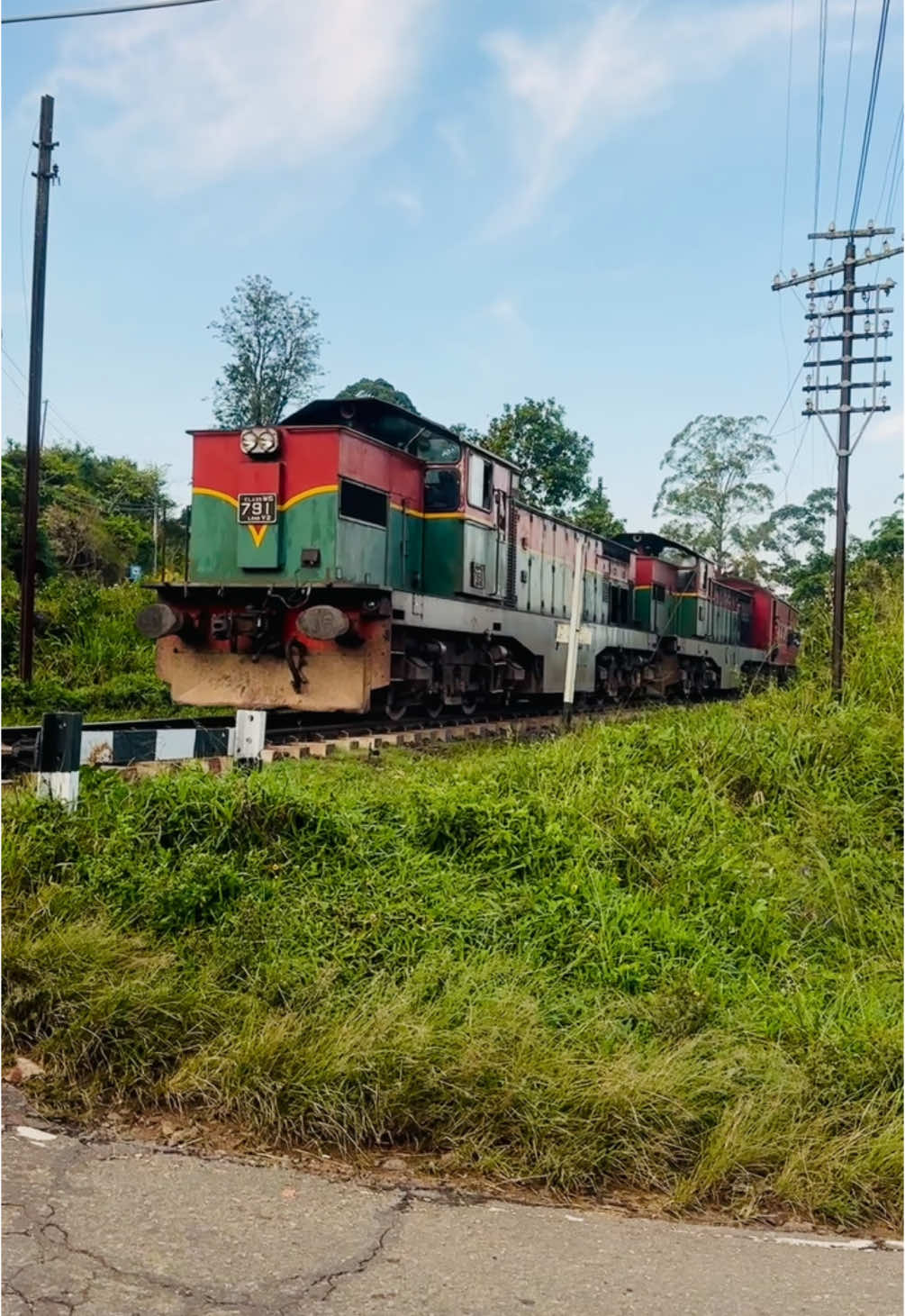 බදුලු යමුද? #viralvideo #amazingvideo #badulu_train #train #railway #best #srilankrailways #nightmail #oldengine #srilanka 