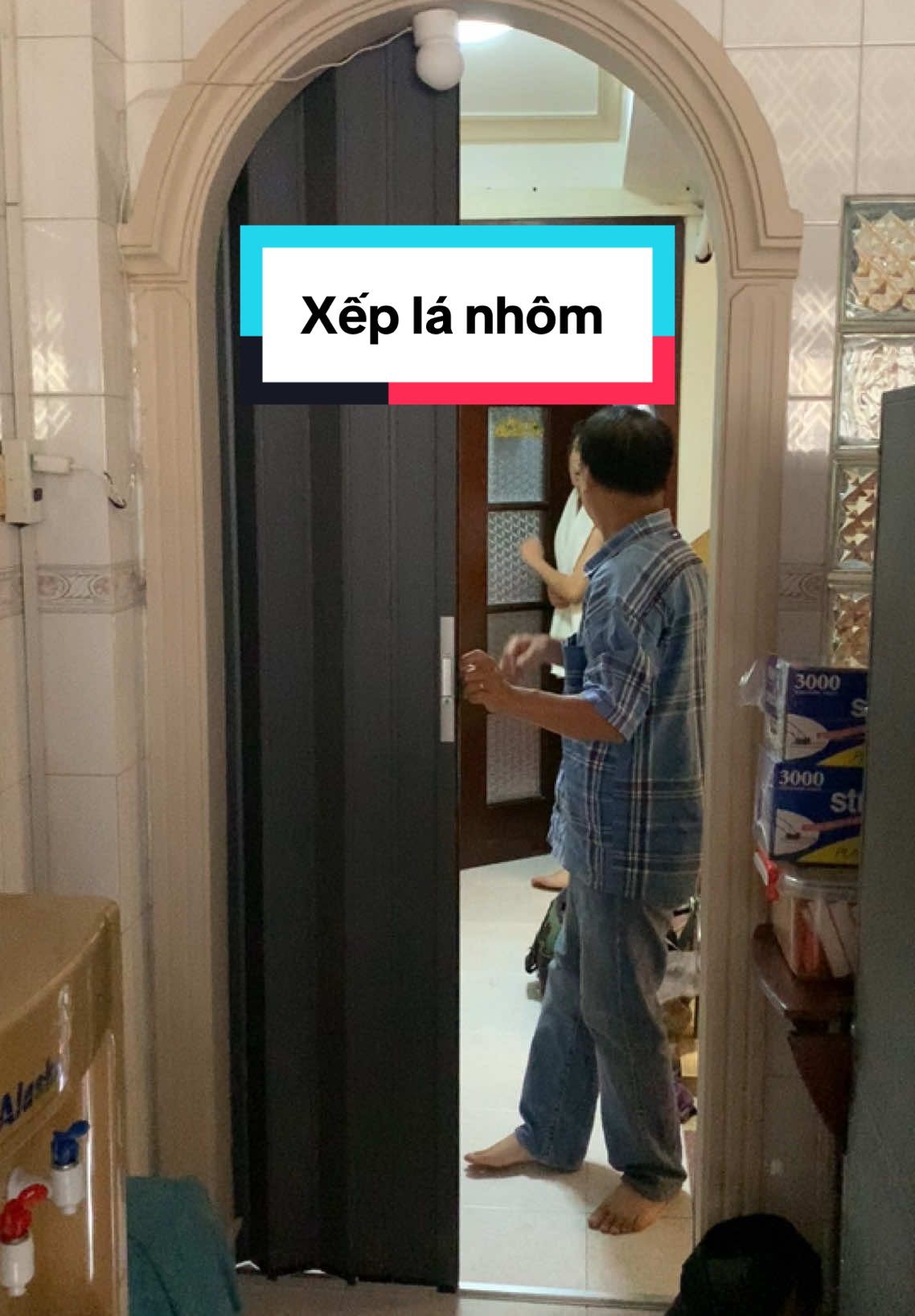 Cửa xếp lá nhôm ồn cở nào thì anh chị vào xem và nghe có ồn đến mức này ko nha anh chi #AQuanSG #váchngănlạnh #remcua #Vlog 