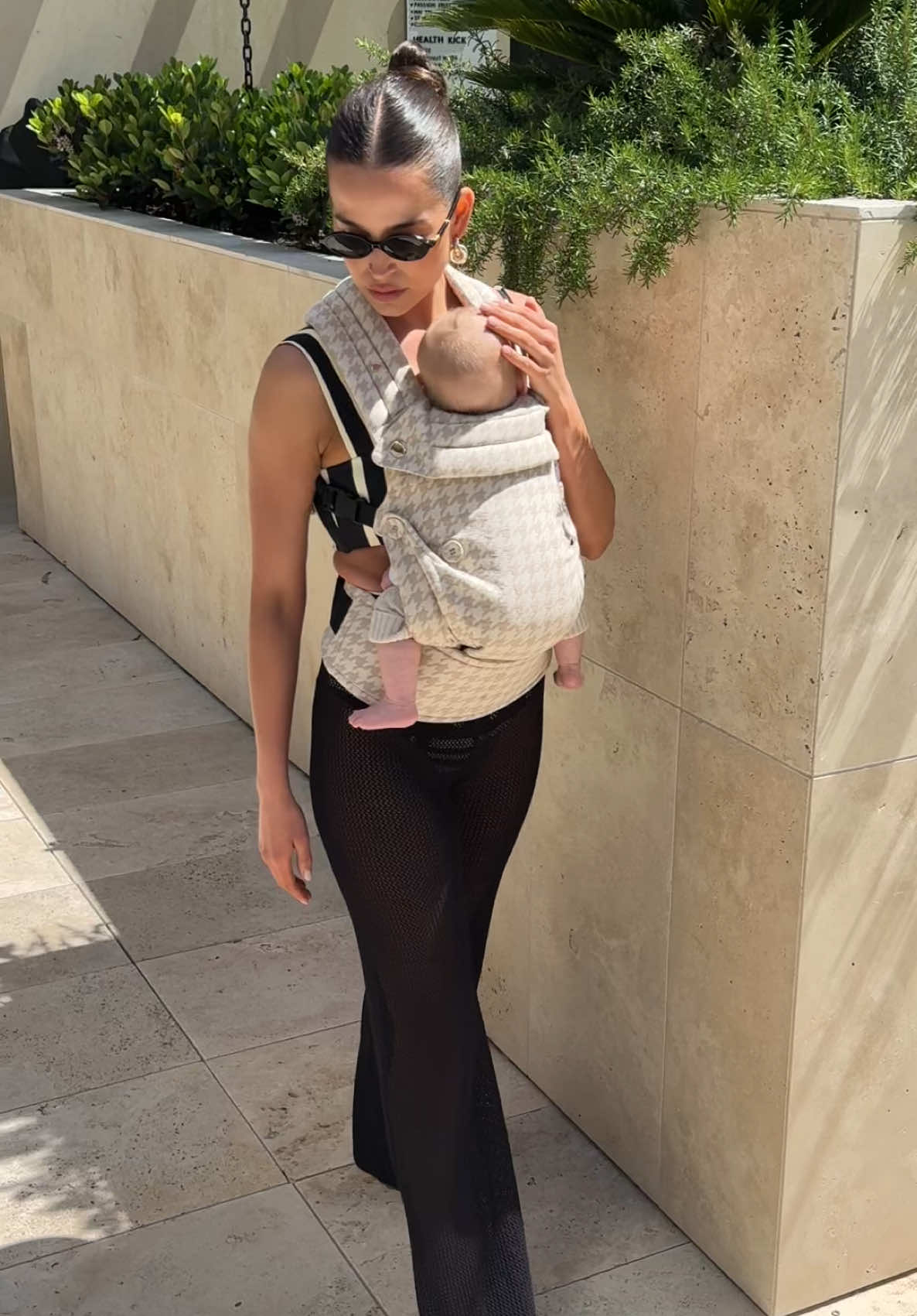 Effortlessly cool and endlessly versatile #portierposse #portieraustralia #babycarrier #babywearing 