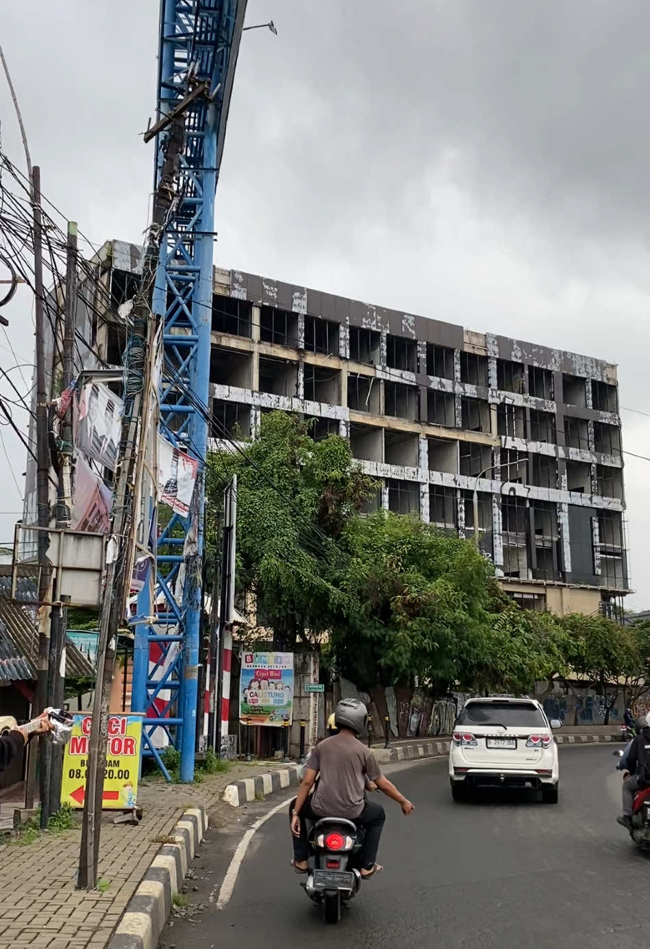 Ada yang tau knp gedung ini terbengkalai? #kotaserang 