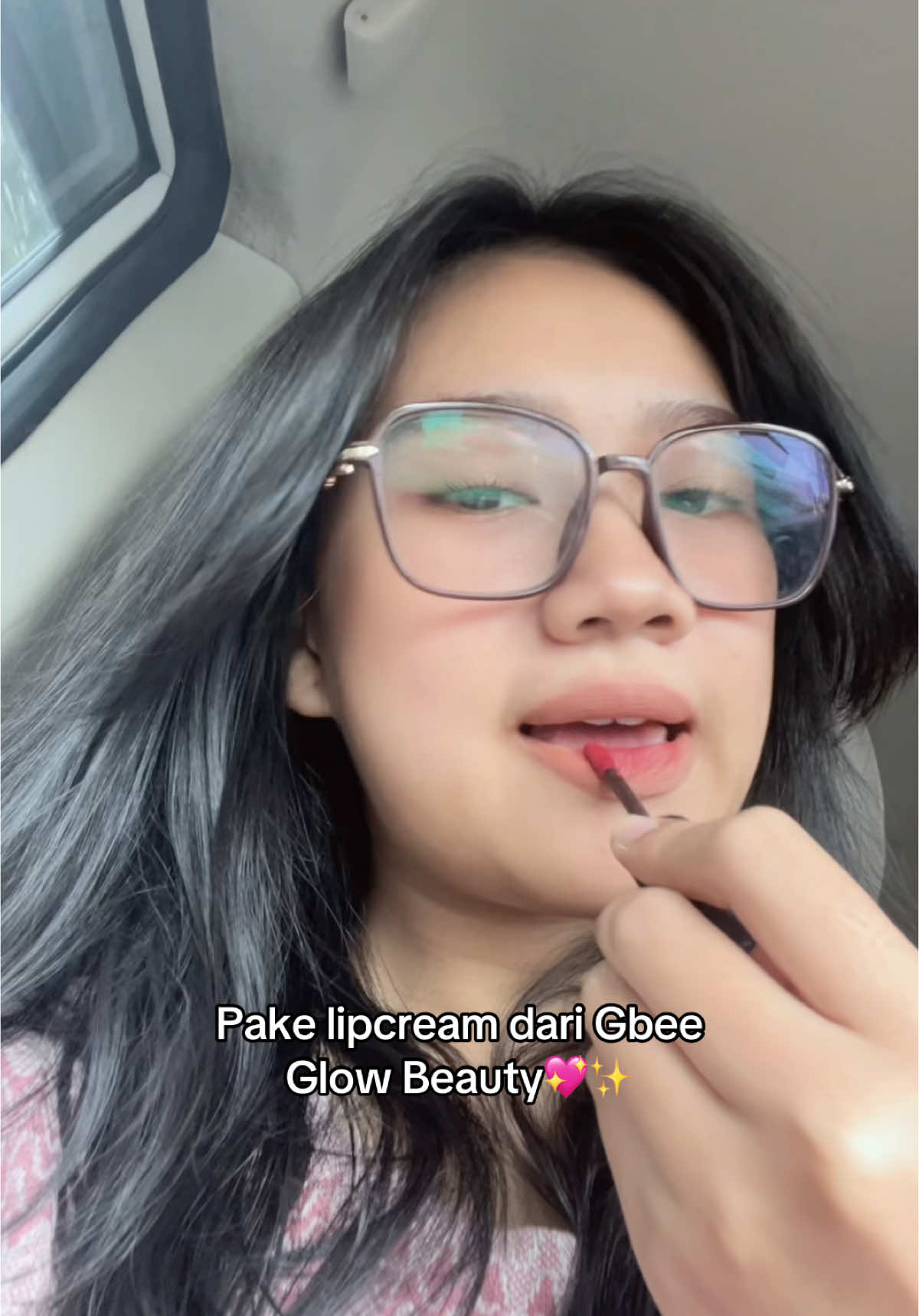 Minbee ga sempet make makeup nih Gbeestie.. jadi cuma pake lipcream dari Gbee Glow Beauty🫣 Gimana, cantik kaann? Yuk buat kalian yang pengen tampil samaan kaya Minbee, langsung checkout sekarang yaa!💖✨ #gbee #gbeeglowbeauty #tiktok #trend #viral #fyp #lipcream 