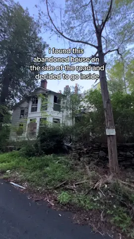 i think something bad happened here  #abandonedplaces #urbanexplorer #urbex #abandon @LordExplores 