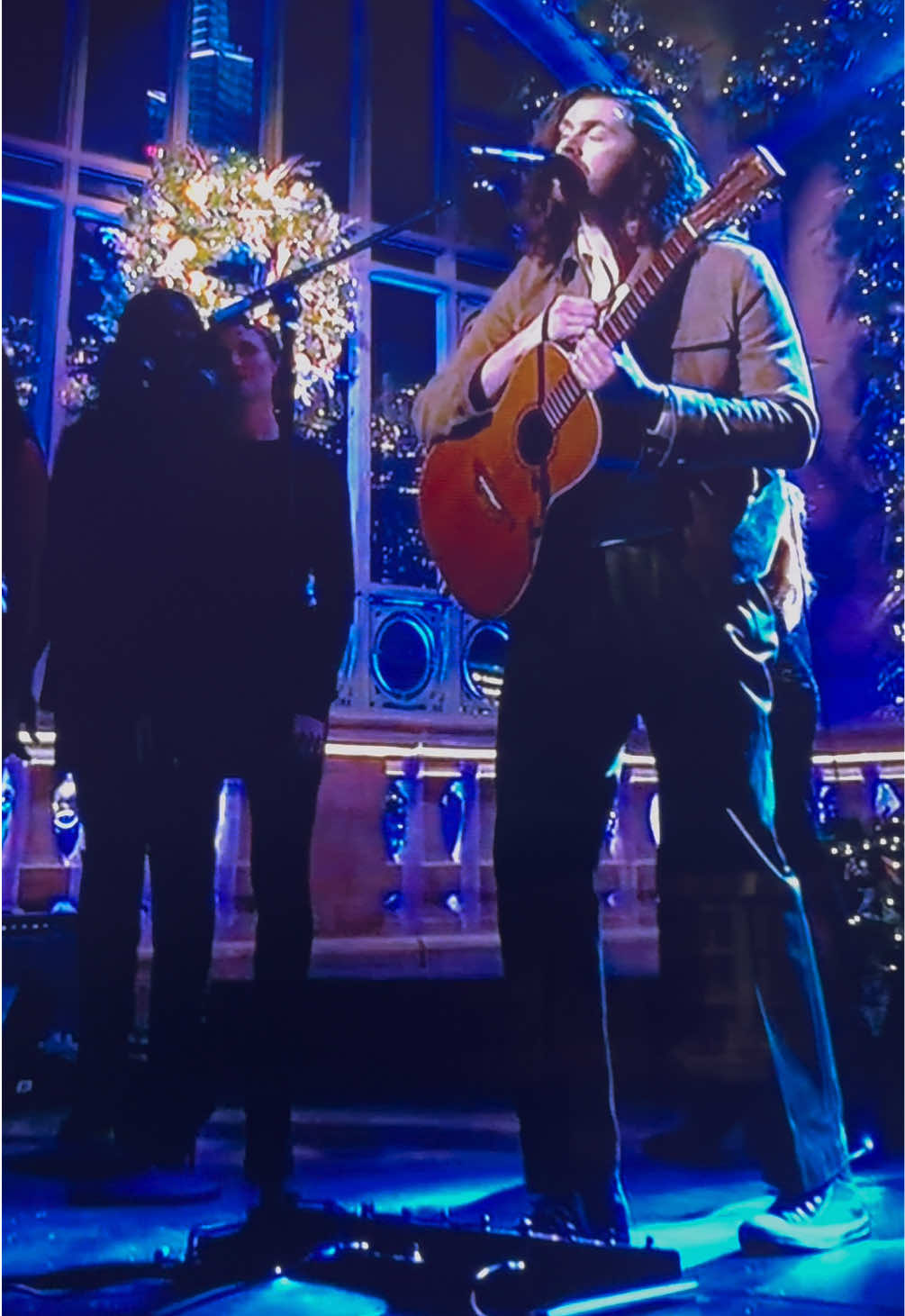 And that's how @Hozier saved Christmas. #hozier #hoziertok #snl #unrealunearth #toosweet #hoziertiktok #fairytaleofnewyork #hozierchristmas #