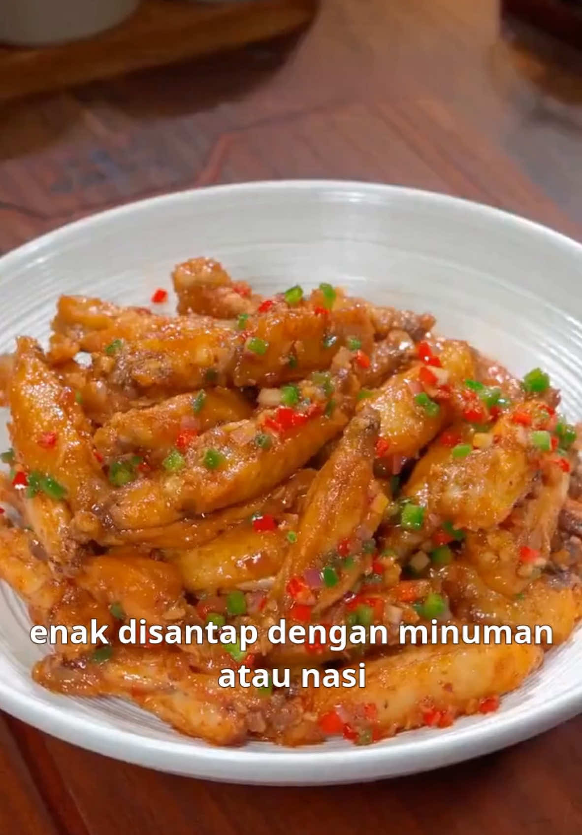 Kamu harus optimis. Ini adalah resep baru untuk sayap ayam yang sangat populer di Internet baru-baru ini. Restoran di seberangnya adalah 118 yuan. Hanya membutuhkan biaya beberapa yuan untuk membuatnya di rumah. Kamu bisa buru-buru memakannya sebelum disajikan. #Sayap ayam garam dan merica #memasak rumahan #makanan #panas #berbagimakanan 