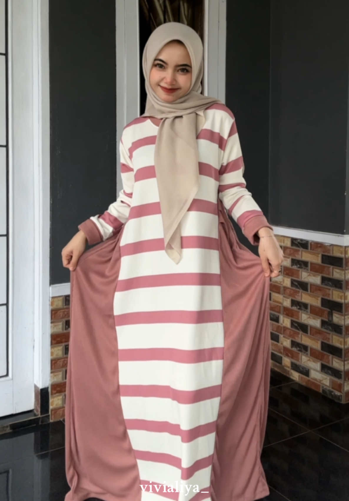 cakep bgtttr🎀💗🫠 #dress #dressstripe #gamis #gamiswanita #gamislebaran #gamiskekinian #gamismurah #ootdgamis #ootdhijab 