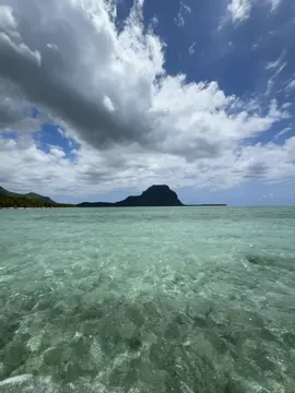 LIVE UP TO THE DAY. #mauritius🇲🇺 #fyp #pourtoi #views #iphone #موريشيوس #маврикий #sea #beauty #waves #nature #vibes #lemorne #peace #marcusgad @Peerally Zubeir  @ΛBDΛЯ ☁️ @Bagit_boutique @Le Palais du Chef  