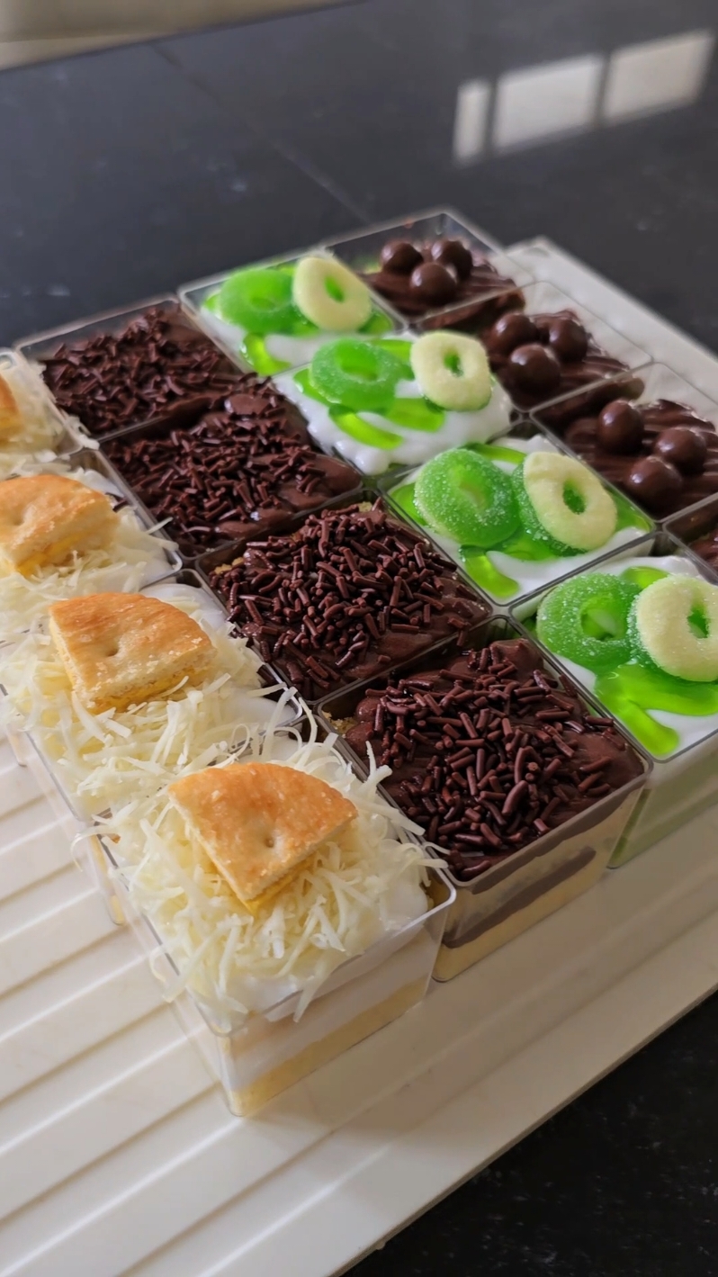 Mini cake Thailand, tapi saya pakai wadah mini cup, Kalau aslinya di bungkus plastik ya. Untuk resep bisa cek youtube cookingwithhel, link di bio (linktree) #minicakethailand #minicake 