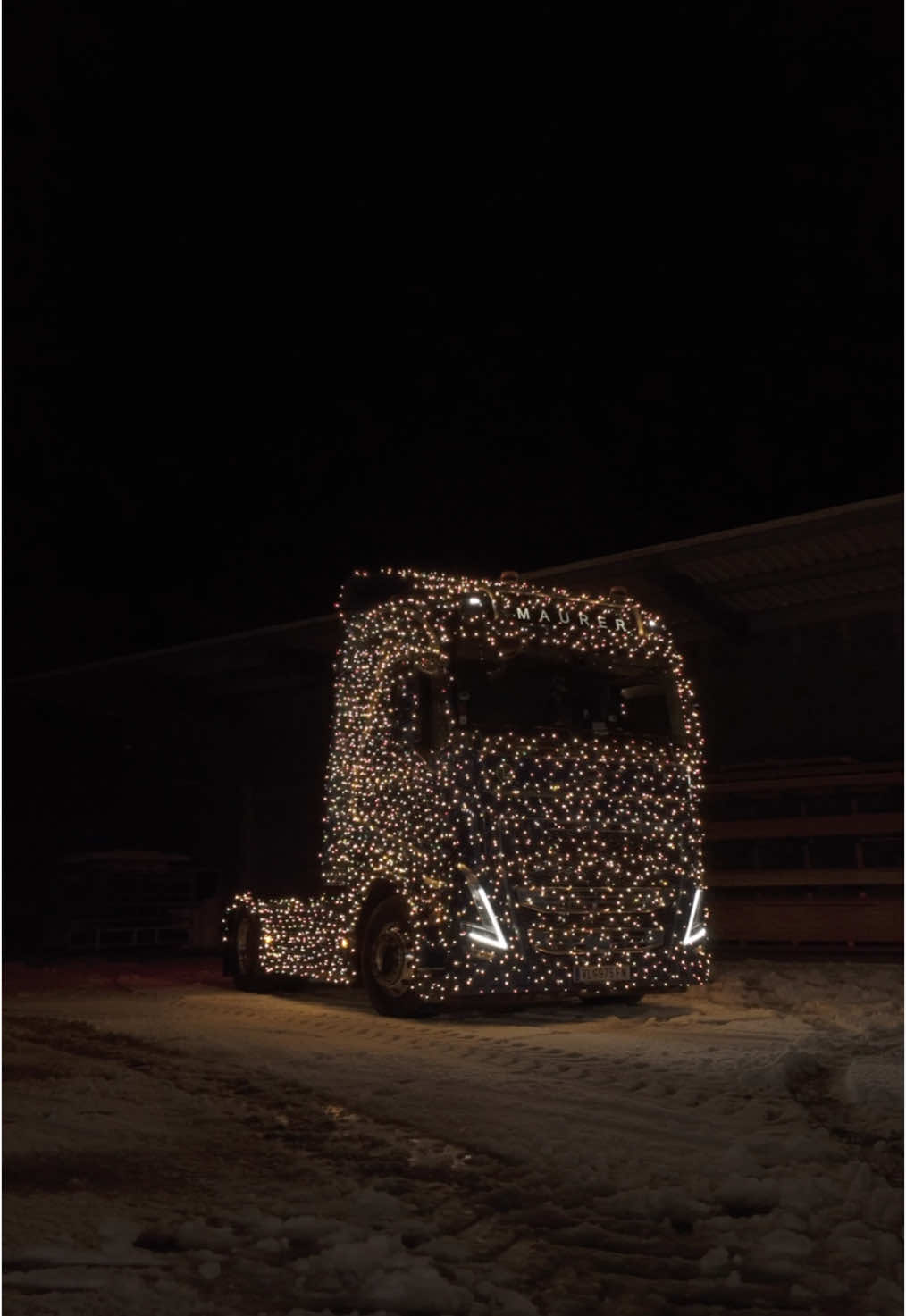 0,6km string of lights😌 | Das MAURER-Team wünscht Frohe Weihnachten!🎄 #maurer #volvotruck #truck #fy #fyp