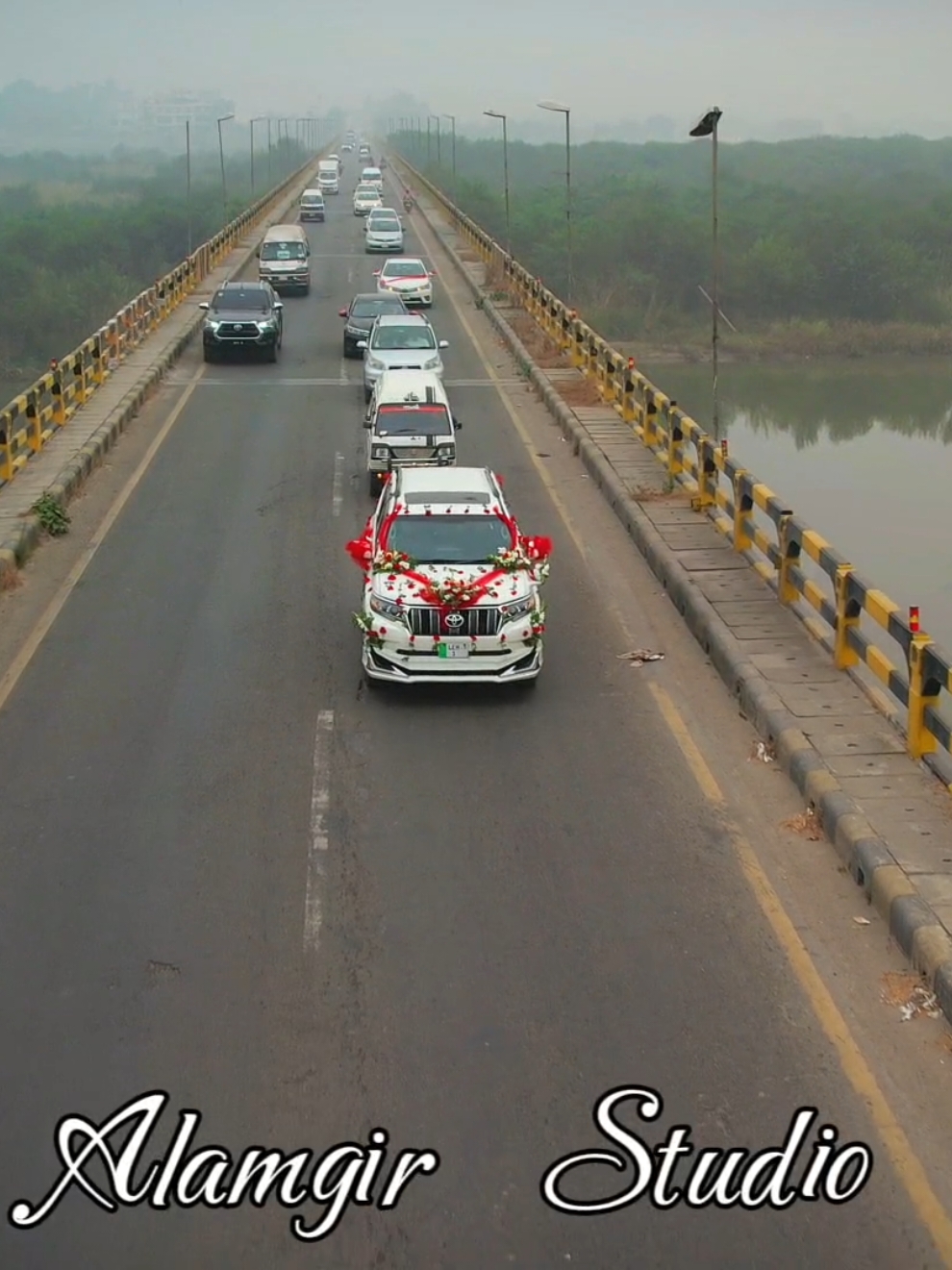 Kon Bataye Ga ye Kon sa Bridge hai??#pichy barati aagy band baaja💫🔥💯#barat #droneview #baratdrone #barat Running shot#jehlum #weddingday #fyppp #foryoupage❤️❤️ #videoviral #100k #fyp #trendin #viewsproblem #views #baratsong#viralmyvideo #alamgirstudio1 