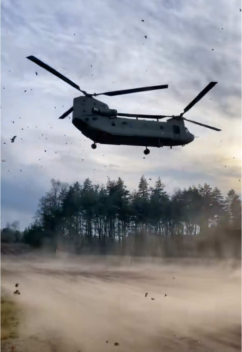 Cleared to land in the confined area! 🤙🏽 RNLAF 🇳🇱 CH47F Chinook #298squadron #fly #rnlafchinook #ch47 #ch47chinook #ch47d #ch47f #ch47fchinook #chinook #chinookhelicopter #flyby #fly #avi #aviation #avion #aviationlife #aviationlovers #aviationdaily #avigeek #luchtmacht #rnlaf🇳🇱 #rnlaf #koninklijkeluchtmacht #luchtmachtfotograaf #duursmalevi