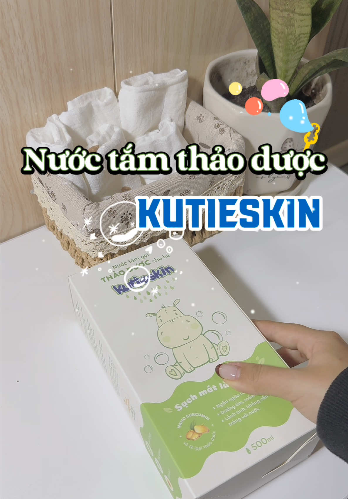 Trời lạnh các mom tắm bé ngày mấy lần ạ 😢 nấu nước lá, pha dầu tràm lỉnh kỉnh quá nên e tậu luôn chai này cho lẹ 😚😚  #mebimsua #reviewbimsua #chamsocmebe#chamstamthaoduoc #kutieskin #xh #ilovetiktok 