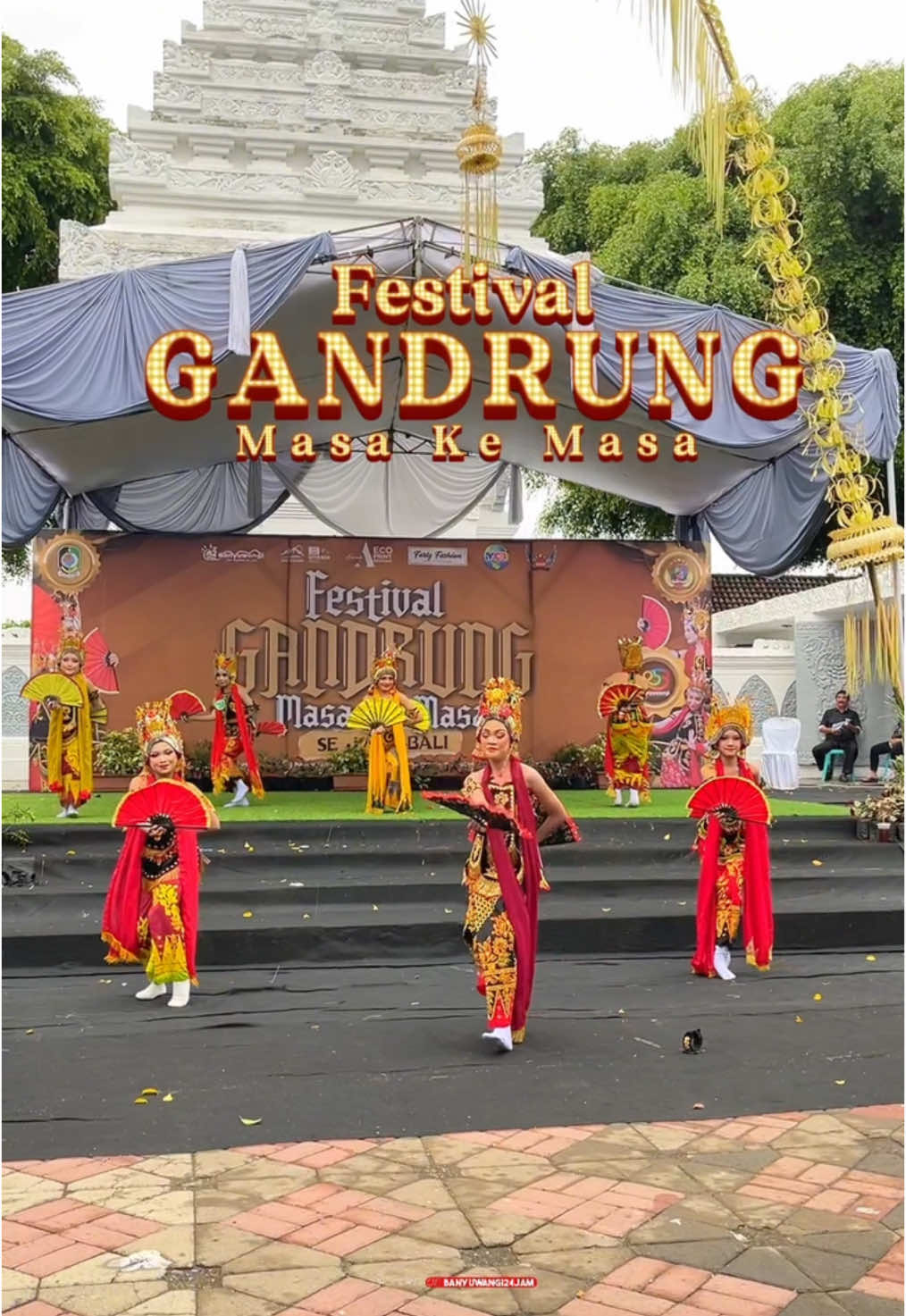 Hari kedua Festival Gandrung Masa Ke Masa, ada teman kalian nggak nih fren? . . . #bwi24jam #banyuwangi24jam #banyuwangi #gandrung #gandrungsewu 