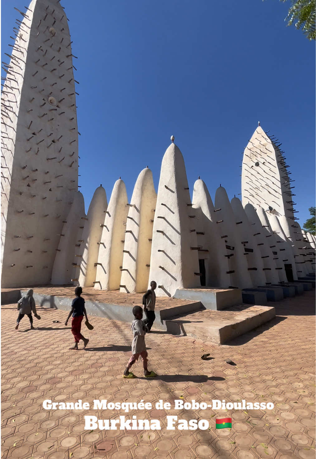 🇧🇫 Grande Mosquee de Bobo-Dioulasso📍 ℹ️ Built in 1893, this mosque is an outstanding example of Sahel-style mud architecture. 🗺️ 114 UN+ | 100 UN I spent 6 days in Burkina Faso and visited these places 👇🏼 Ouagadougou, Bobo-Dioulasso and Tiébélé #grandmosqueofbobodioulasso #bobodioulasso #burkinafaso #burkinafasotravel #westafricatravel #visiteverycountry #everycountryintheworld #everypassportstamp #nomadmania