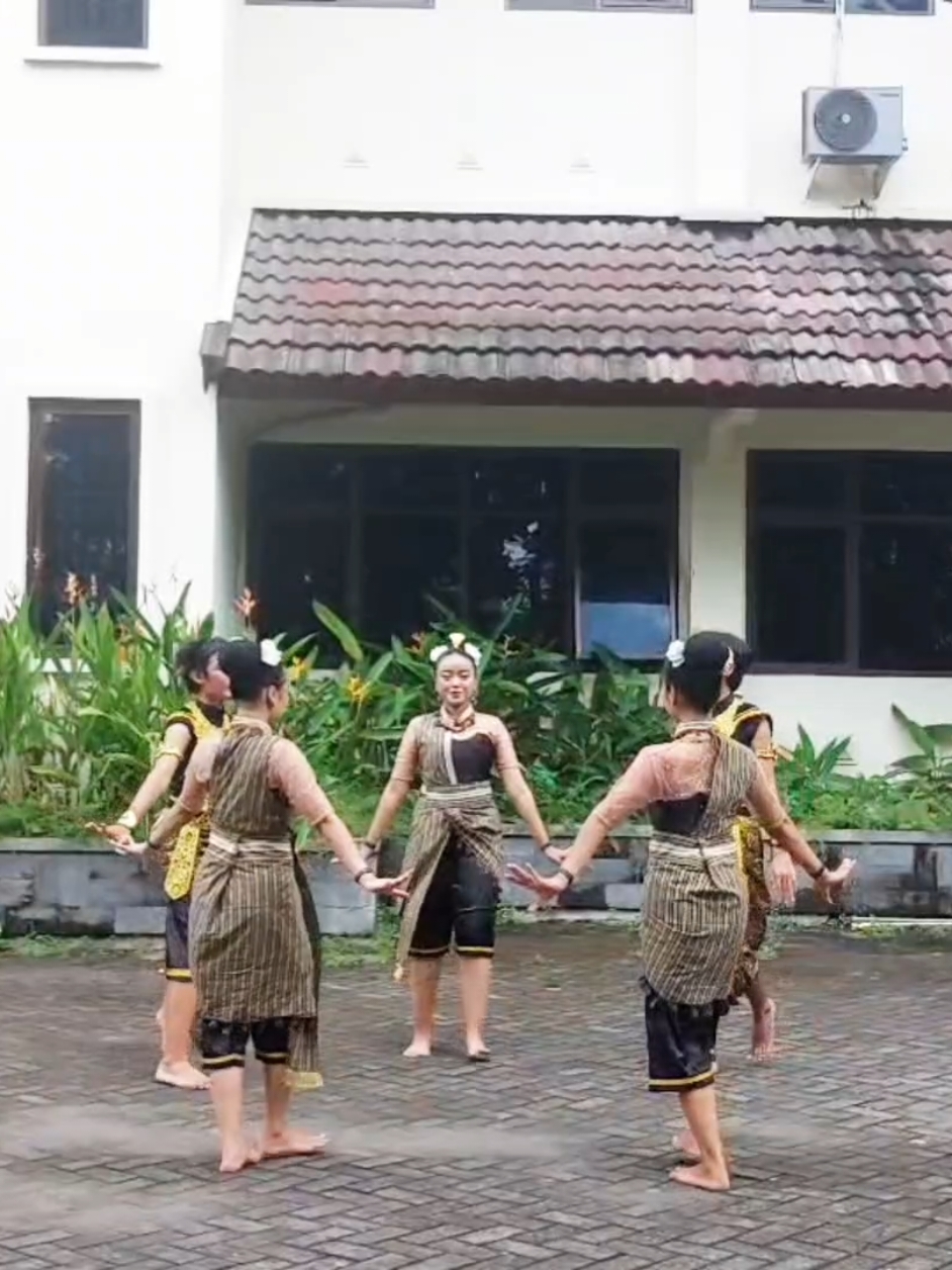 Merangkai Keindahan Nusantara dalam Gerak: Tari Kreasi sebagai Wujud Persatuan dan Kekayaan Indonesia. @tittiissss__ @desta_Ngh @novdaink @kulit kacang  #menaribersamaab #tugaspkn #isiyogyakarta #fyp 