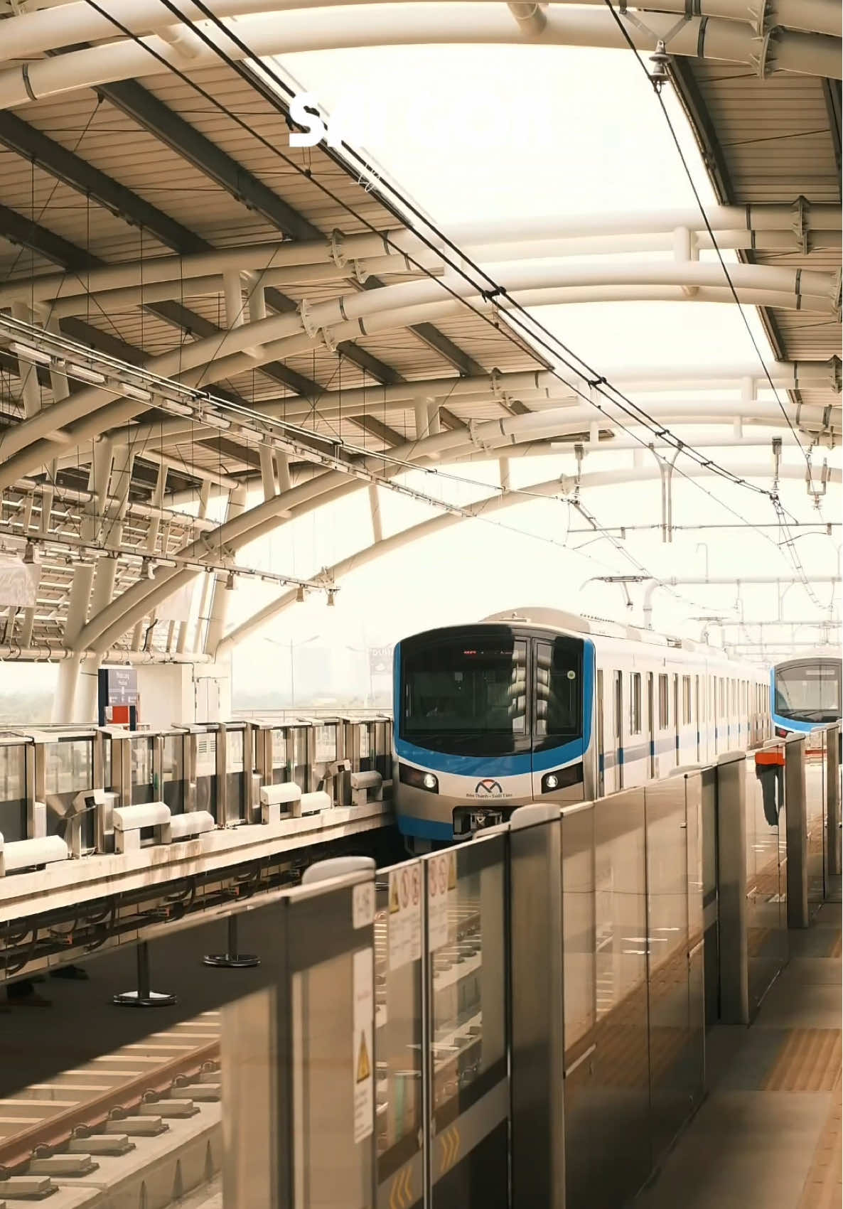 Hôm nay, Sài Gòn chào đón một bước chuyển mình mới khi tuyến metro Bến Thành - Suối Tiên đưa những bánh tàu đầu tiên lăn bánh.  Hơi thở hiện đại hòa cùng niềm háo hức của bao người, tạo nên một bức tranh giao thông mới mẻ và đầy hy vọng cho thành phố. Một hành trình nhỏ, nhưng là cột mốc lớn cho tương lai! #ChamTuongLaiMetroHCM #hurc #duongsatdothi #HCMCMETRO 