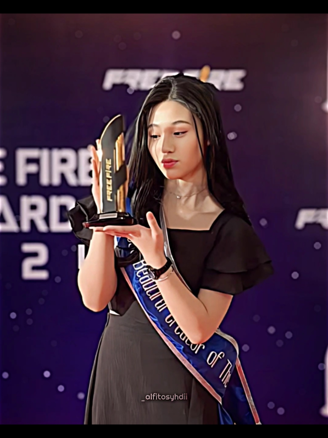 Penghargaan piala free fire awards sesuai dngan mamih nayya😍🤗 @DEWA NAYYA @Andra ST @Nayyaw @Antion  #andragz #nayya #dewanayya #dewaunited #dewaesports #dewaunitedesport #fyp #alfitosyahdi #kreatordewanayya 