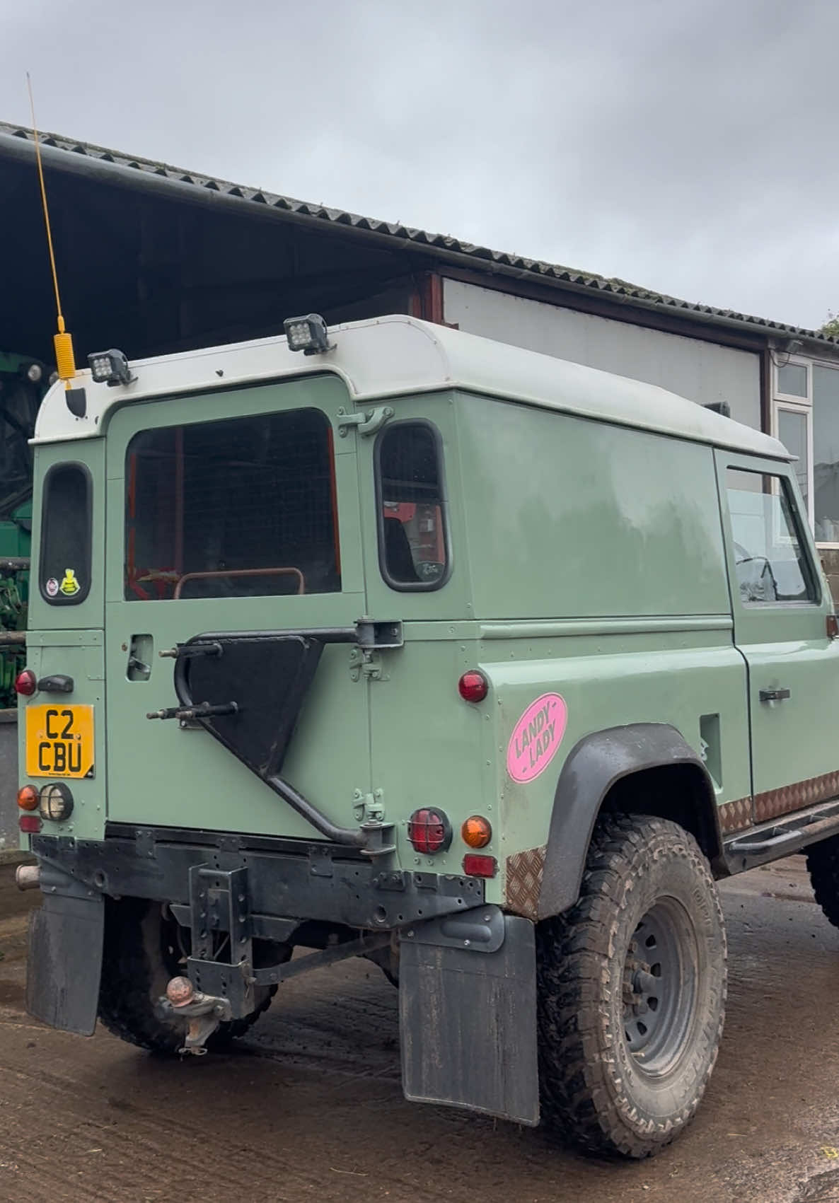 This song kinda slaps… #agrilass #dirtydiesels #farmersdaughter #defender90 #defender #300tdi #200tdi #liftedtrucks #offroad #cowgirlsdontcare #landrover #greenlaning 