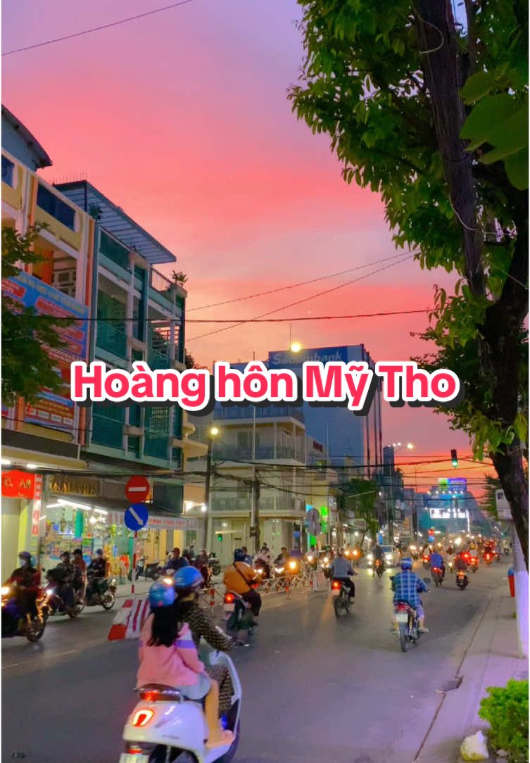 Con đường này ở Mỹ Tho các bạn có nhận ra không nè…. Mình dừng lại để mua há cảo, rồi vừa ăn vừa nghe dì Lan và dì Út tâm tình về quán của mình. Vừa ăn há cảo nóng hổi, vừa nghe những lời nhiệt huyết của 2 dì về món ăn… làm buổi chiều của mình thật dễ thương và nhẹ nhàng. Hôm nào về Mỹ Tho con sẽ ghé quán 2 dì ❤️❤️❤️ Sorry mọi người mình không lưu lại địa chỉ, mình chỉ biết chỗ thui hà - Đoạn xéo Phở Quốc Tế hướng lên cầu Quay, ai biết địa chỉ share cho mình với ạ 😍😍😍 ————————— #mytho #tiengiang #63tiengiang #congmihoangda #hoanghonmytho #nhungdieudethuong 