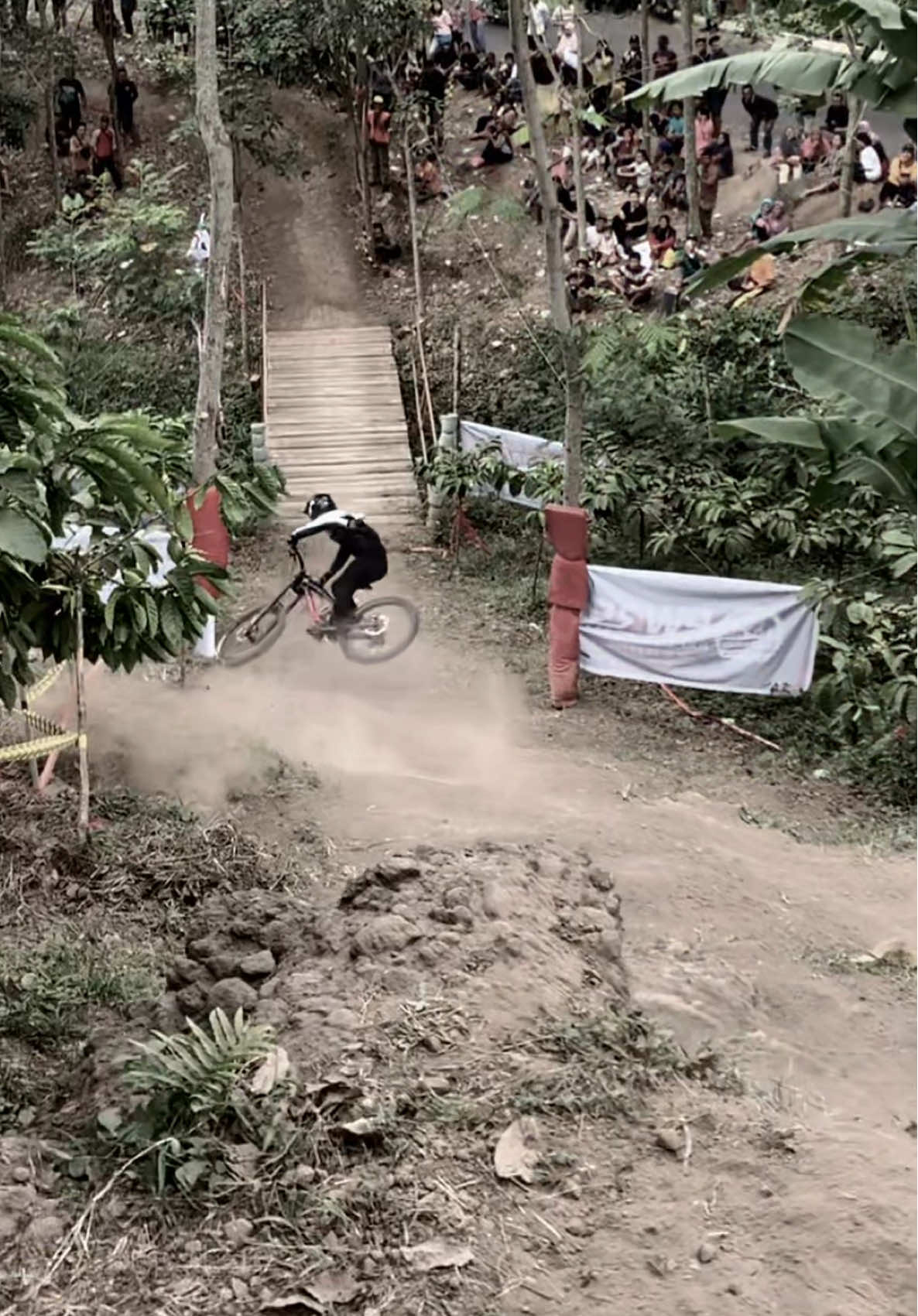 Harus berani mencoba lebih 😇 #downhill #mtbcrash #fyp 